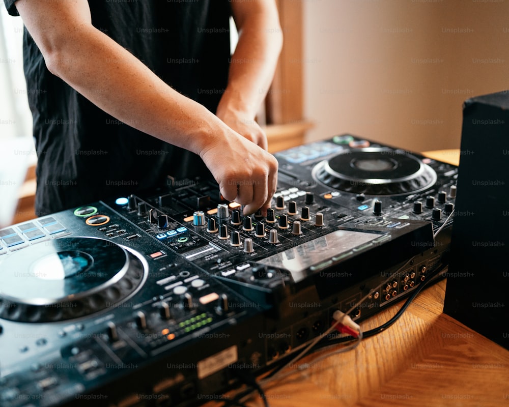 Un DJ mezclando música en una gran plataforma de DJ