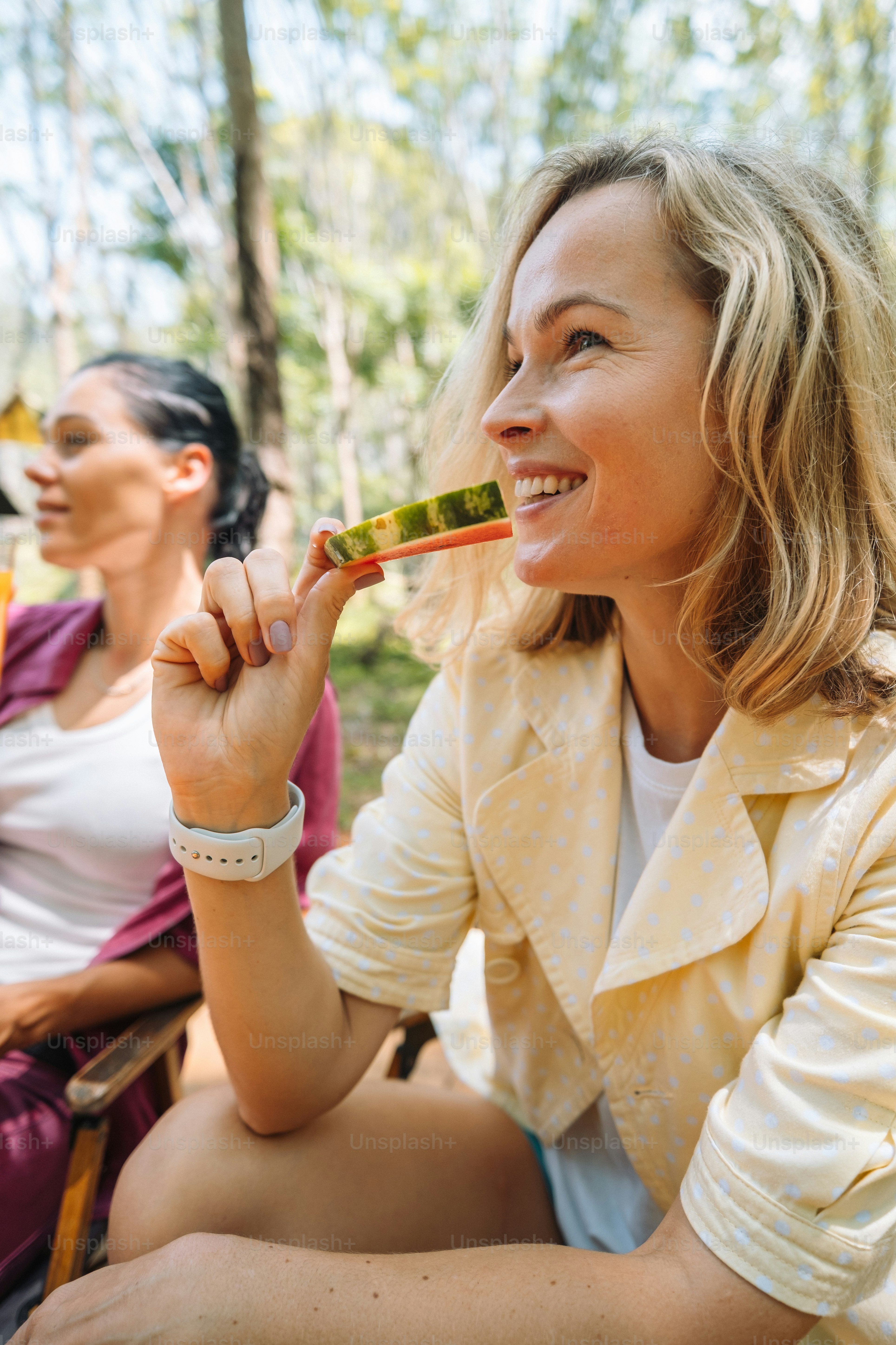 Una mujer sentada en el suelo con un cepillo de dientes en la boca