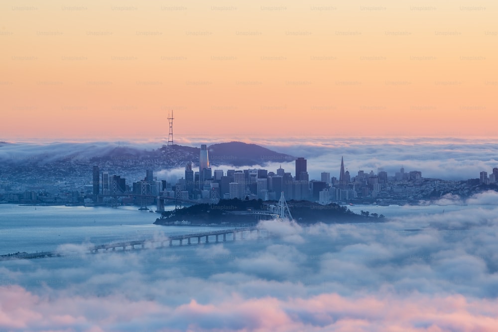 uma vista de uma cidade de cima das nuvens