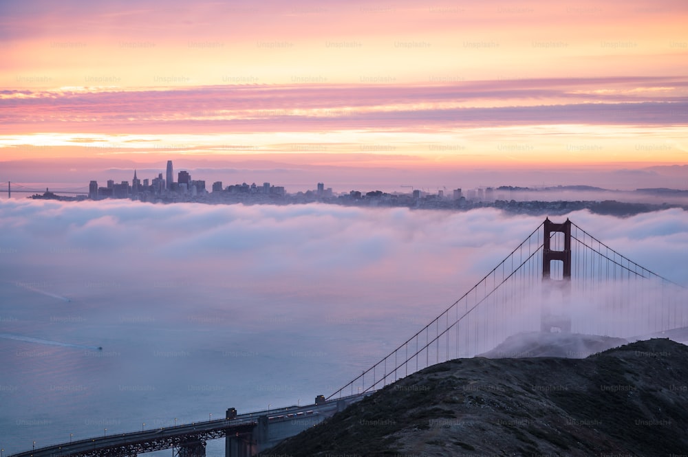 Die Golden Gate Bridge ist von Nebel umgeben