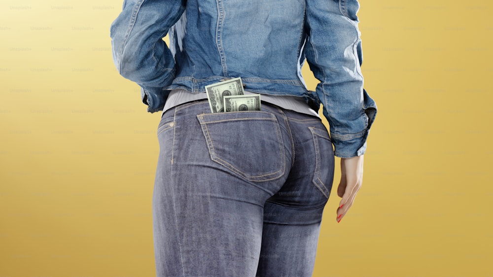 Una donna che indossa una giacca di jeans con i soldi in tasca