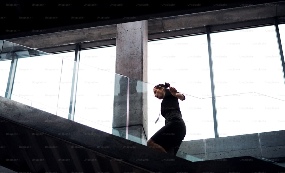 Eine junge Geschäftsfrau geht die Treppe im Bürogebäude hinauf. Speicherplatz kopieren.