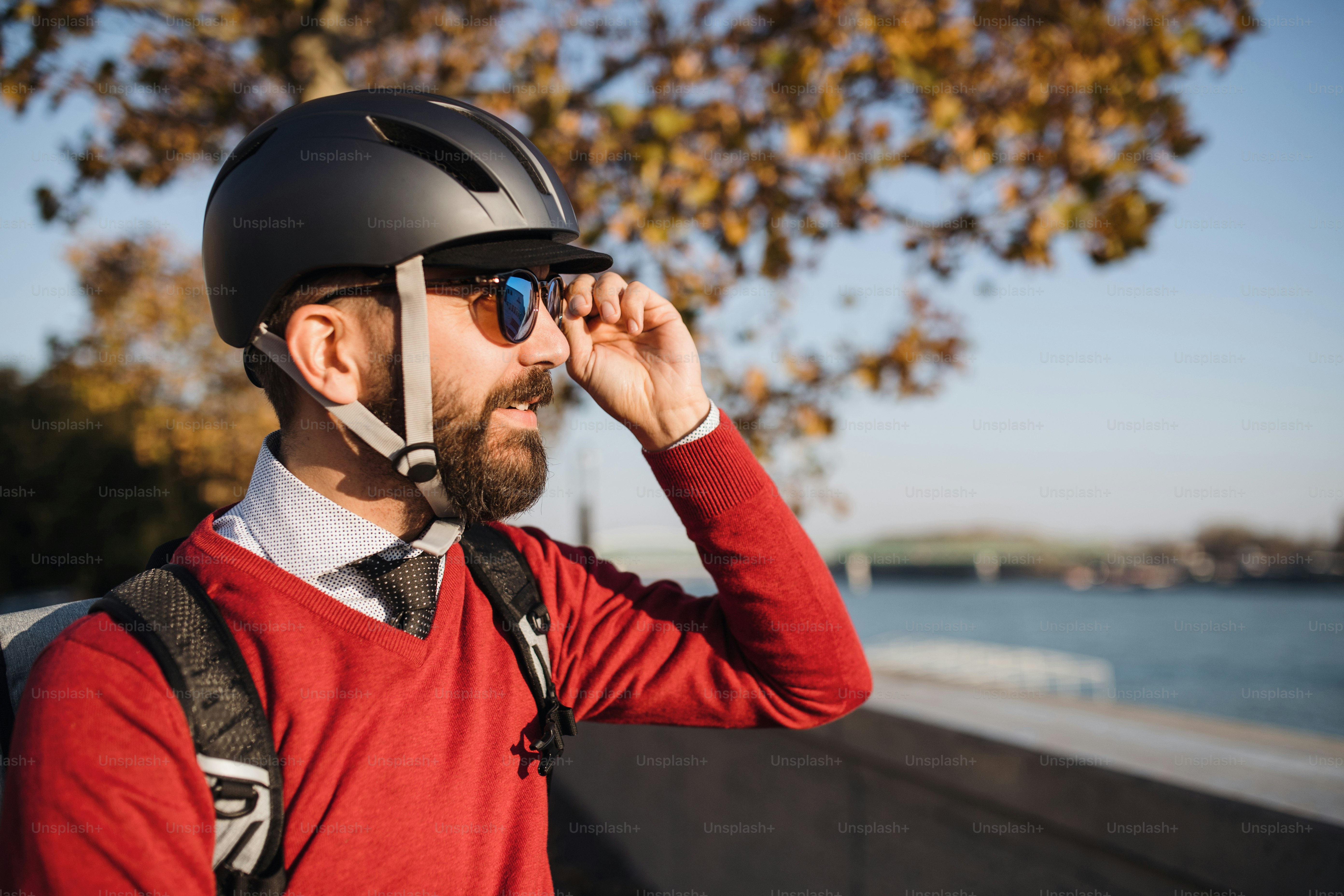 Homme d’affaires hipster banlieusard avec vélo se rendant au travail en ville. Espace de copie.