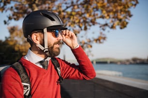 Hombre de negocios hipster viajero con bicicleta que viaja al trabajo en la ciudad. Espacio de copia.