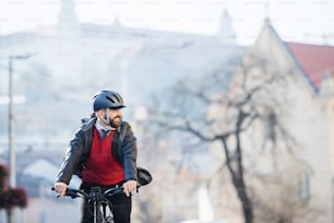 Hombre de negocios hipster viajero con bicicleta que viaja al trabajo en la ciudad. Espacio de copia.