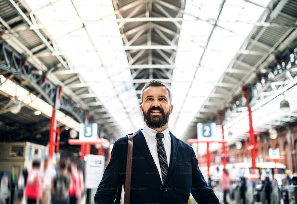 Portrait à la taille d’un homme d’affaires debout à l’intérieur de la gare routière de Londres.