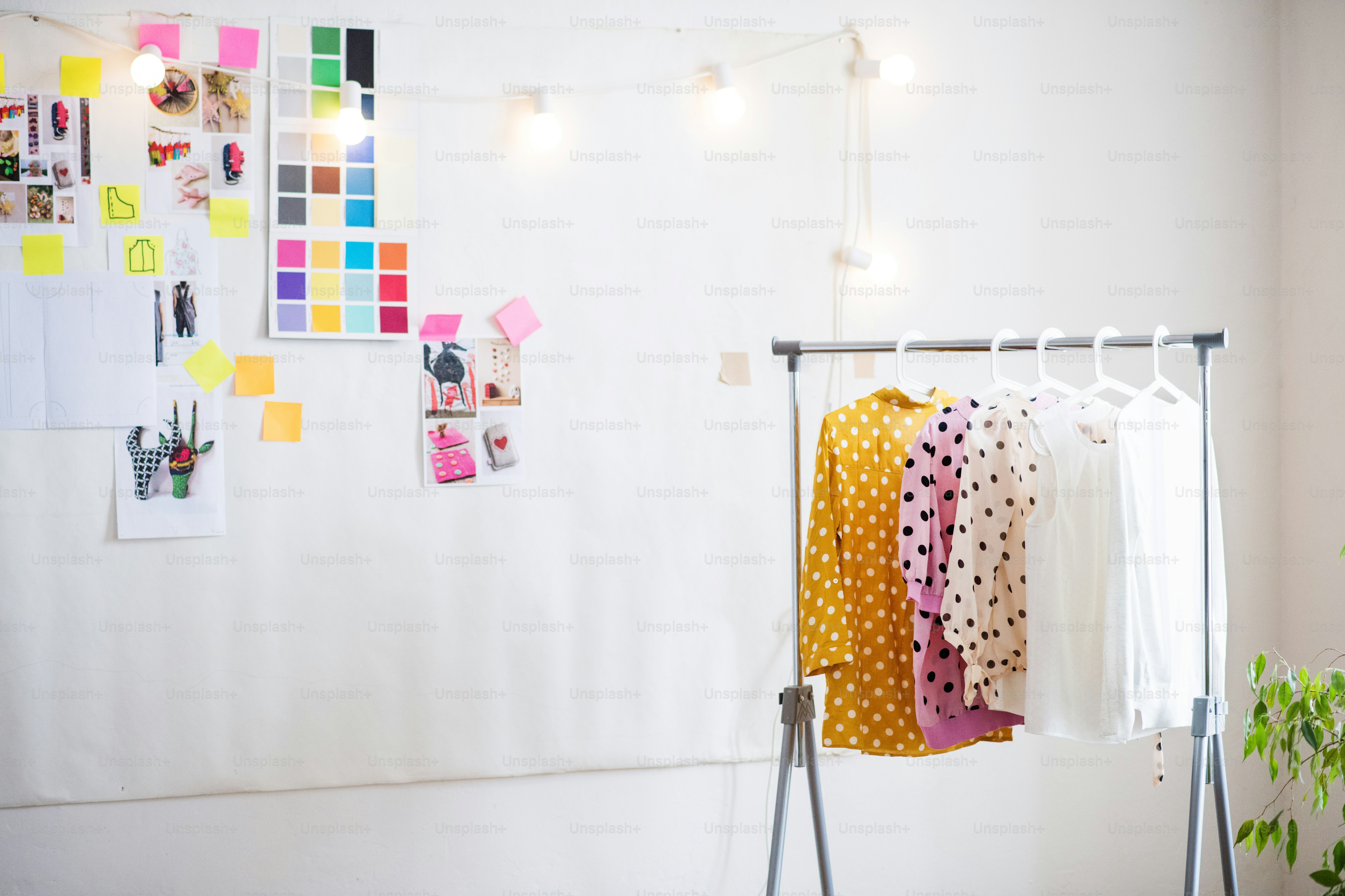 Un interior de un estudio moderno. Diseñadores de startups de negocios