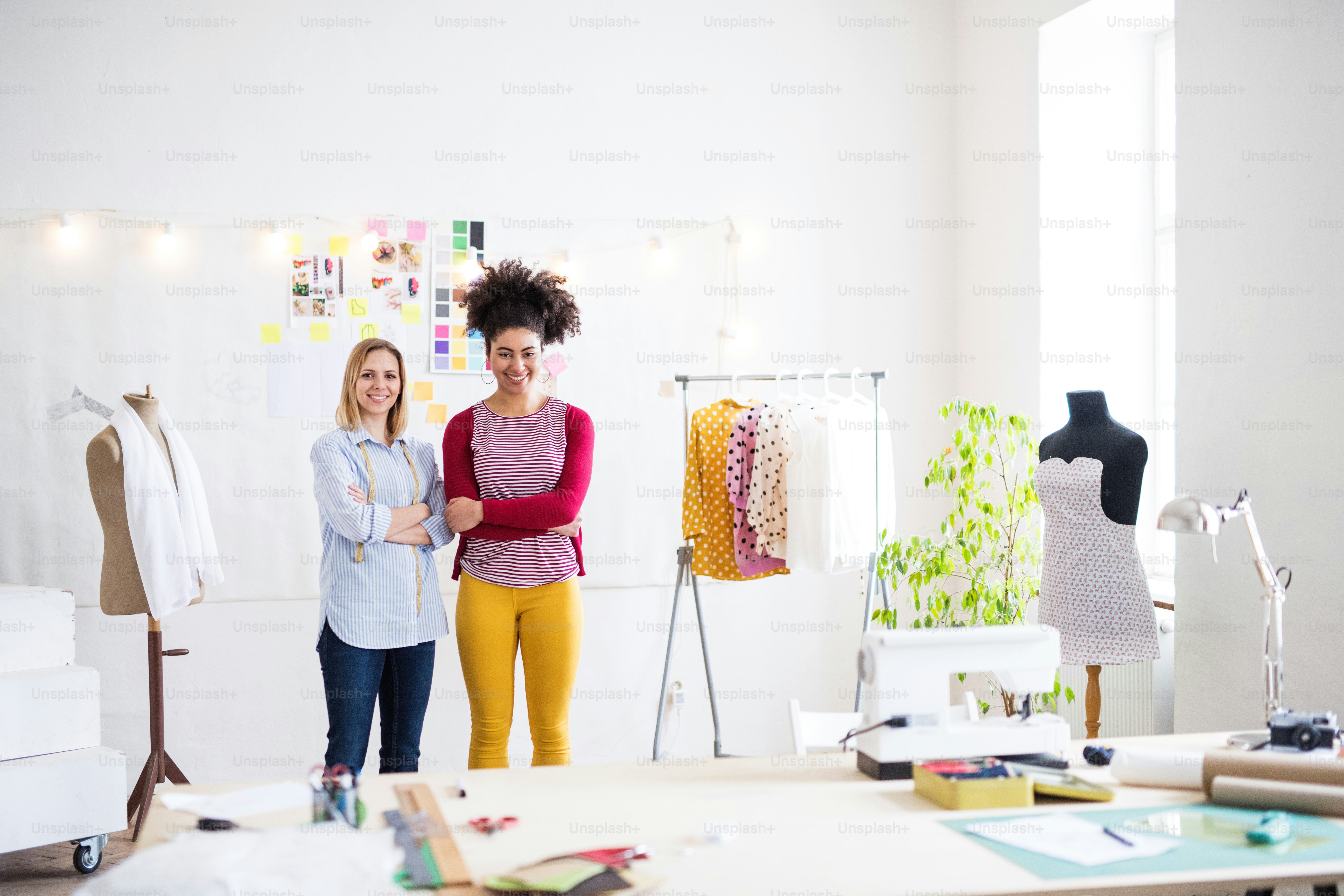 Wanita muda kreatif yang bekerja di studio, bisnis startup