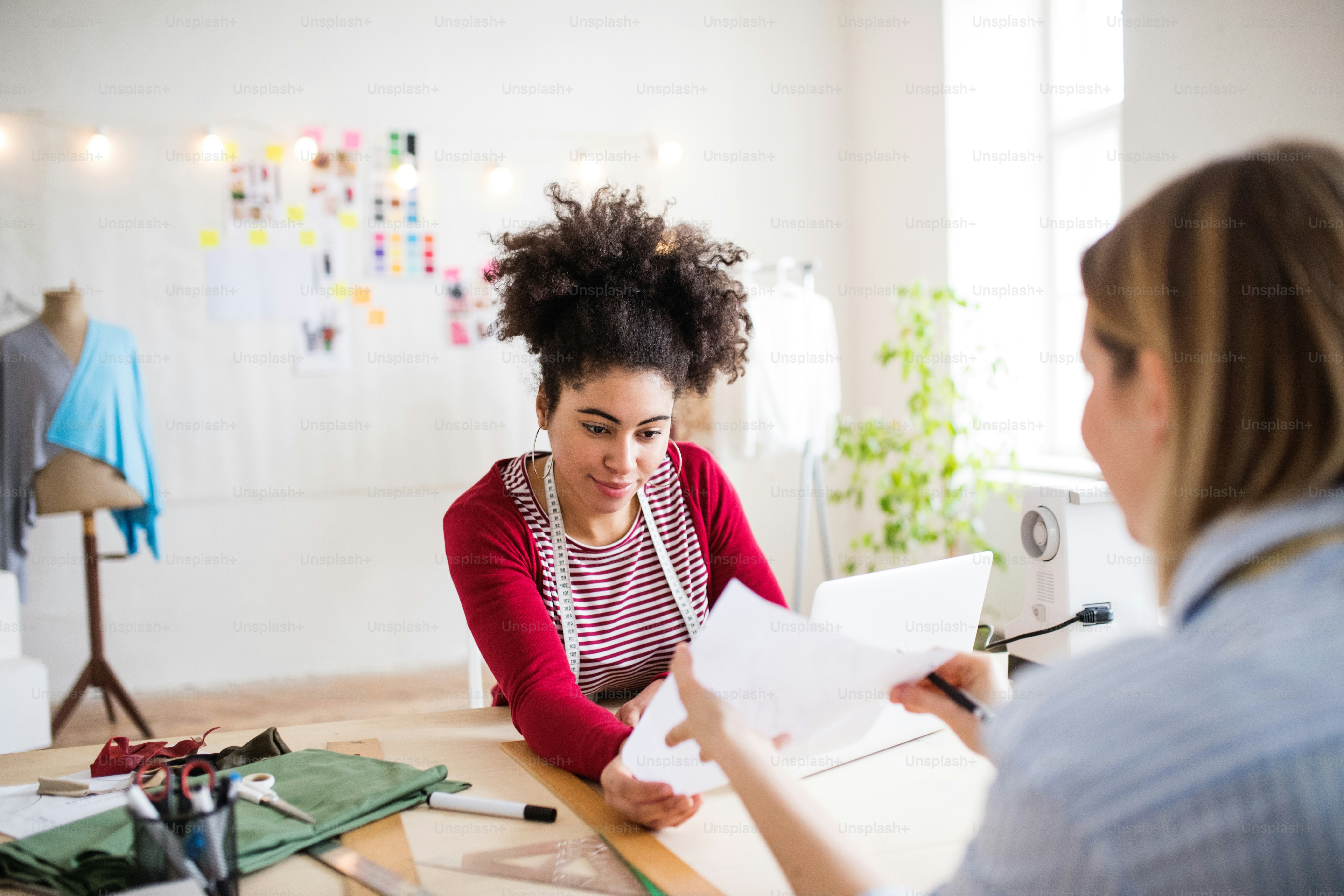 Wanita muda kreatif yang bekerja di studio, bisnis startup