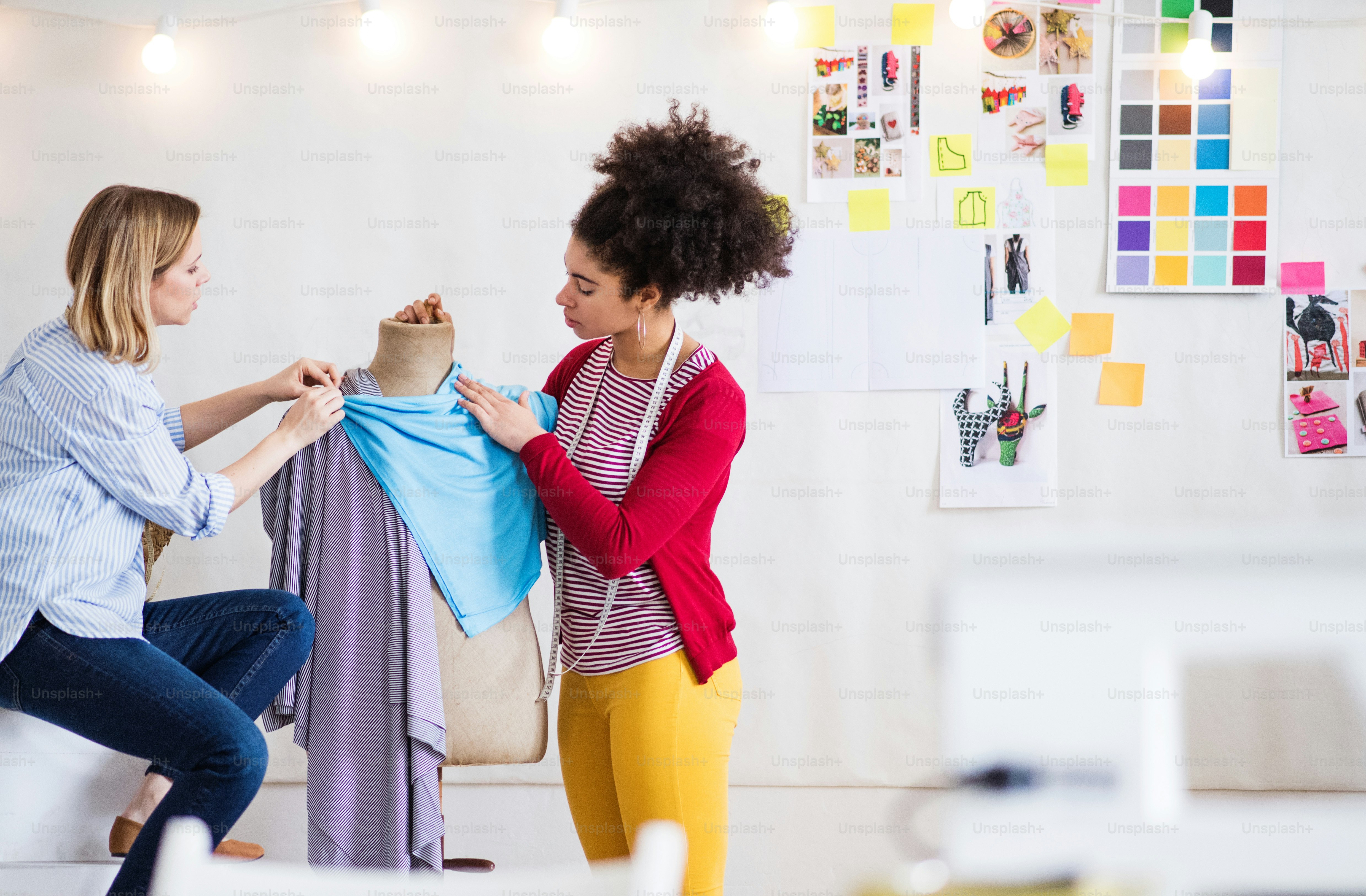 Wanita muda kreatif yang bekerja di studio, bisnis startup