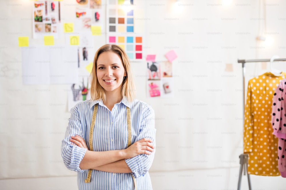 Joven mujer creativa trabajando en un estudio, negocio de inicio.