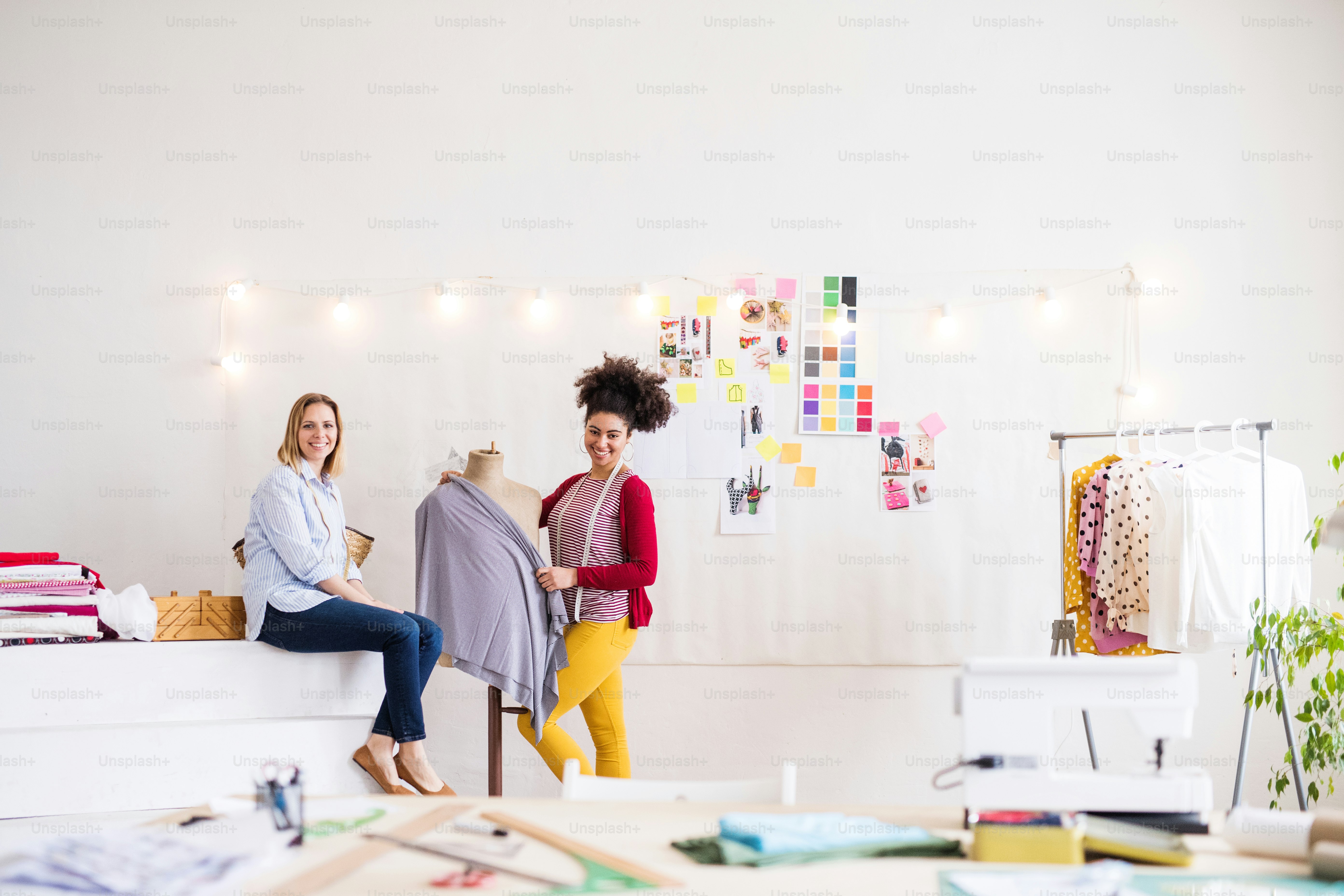 Wanita muda kreatif yang bekerja di studio, bisnis startup