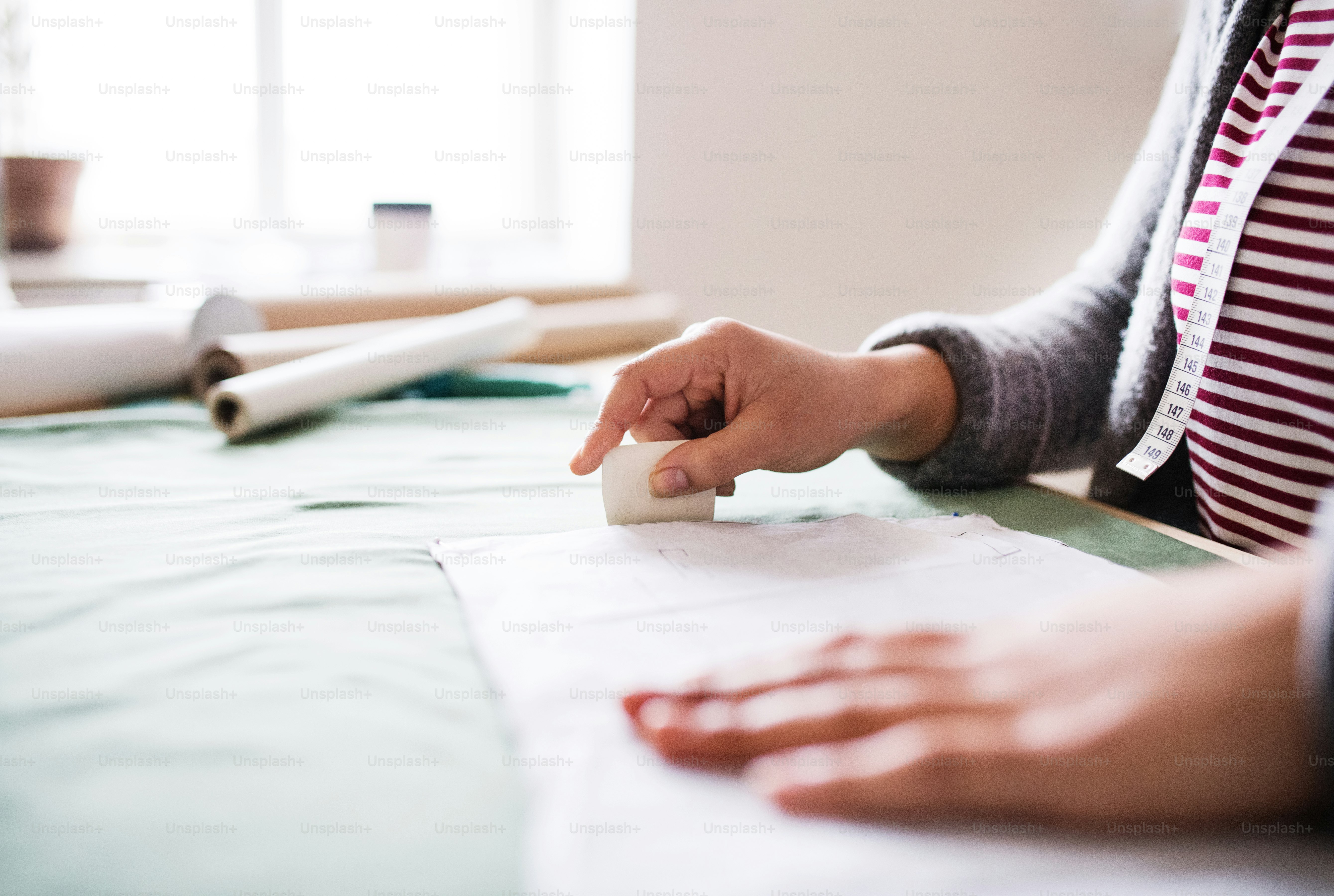 Mujer creativa irreconocible trabajando en un estudio, negocio de inicio