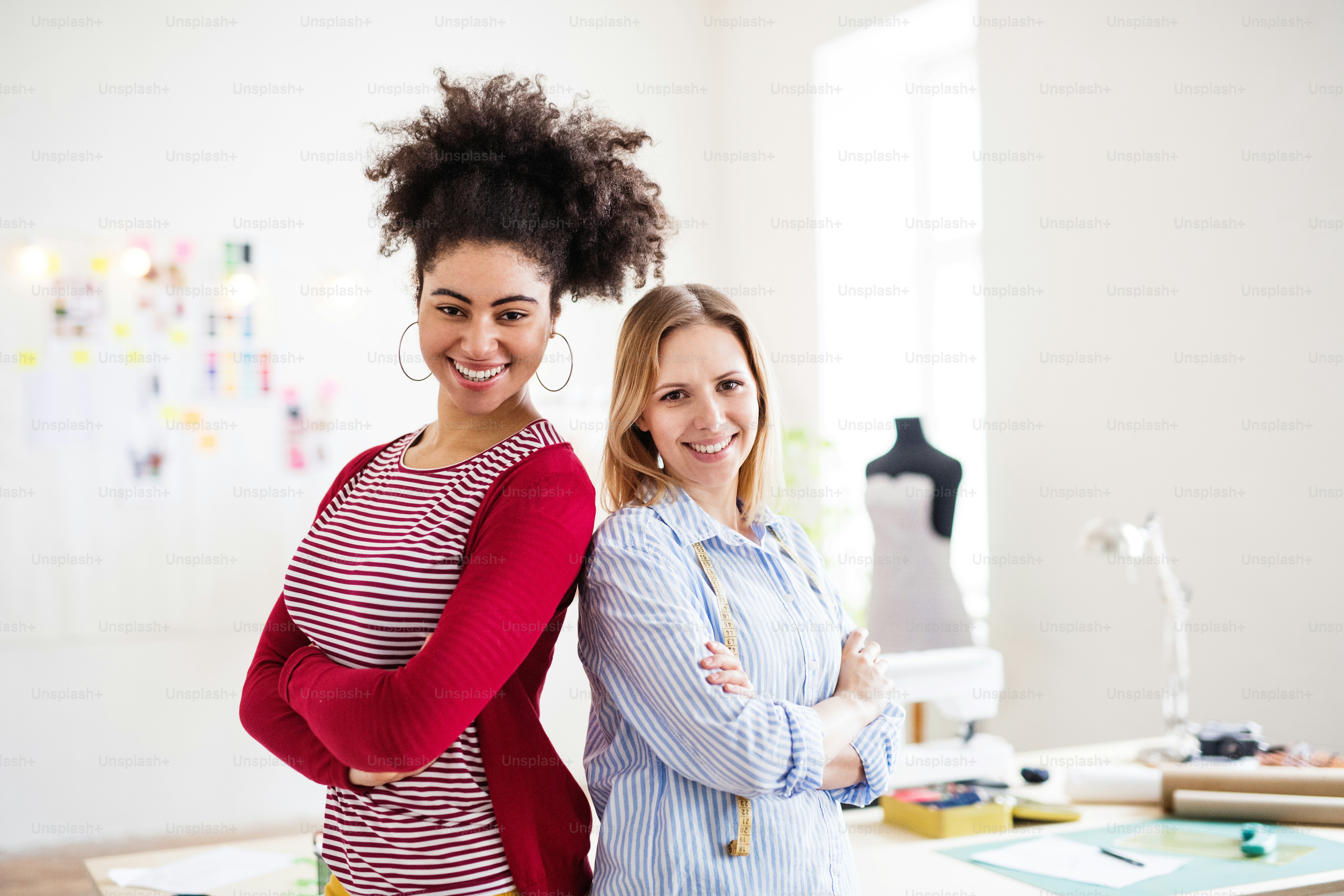 Wanita muda kreatif yang bekerja di studio, bisnis startup