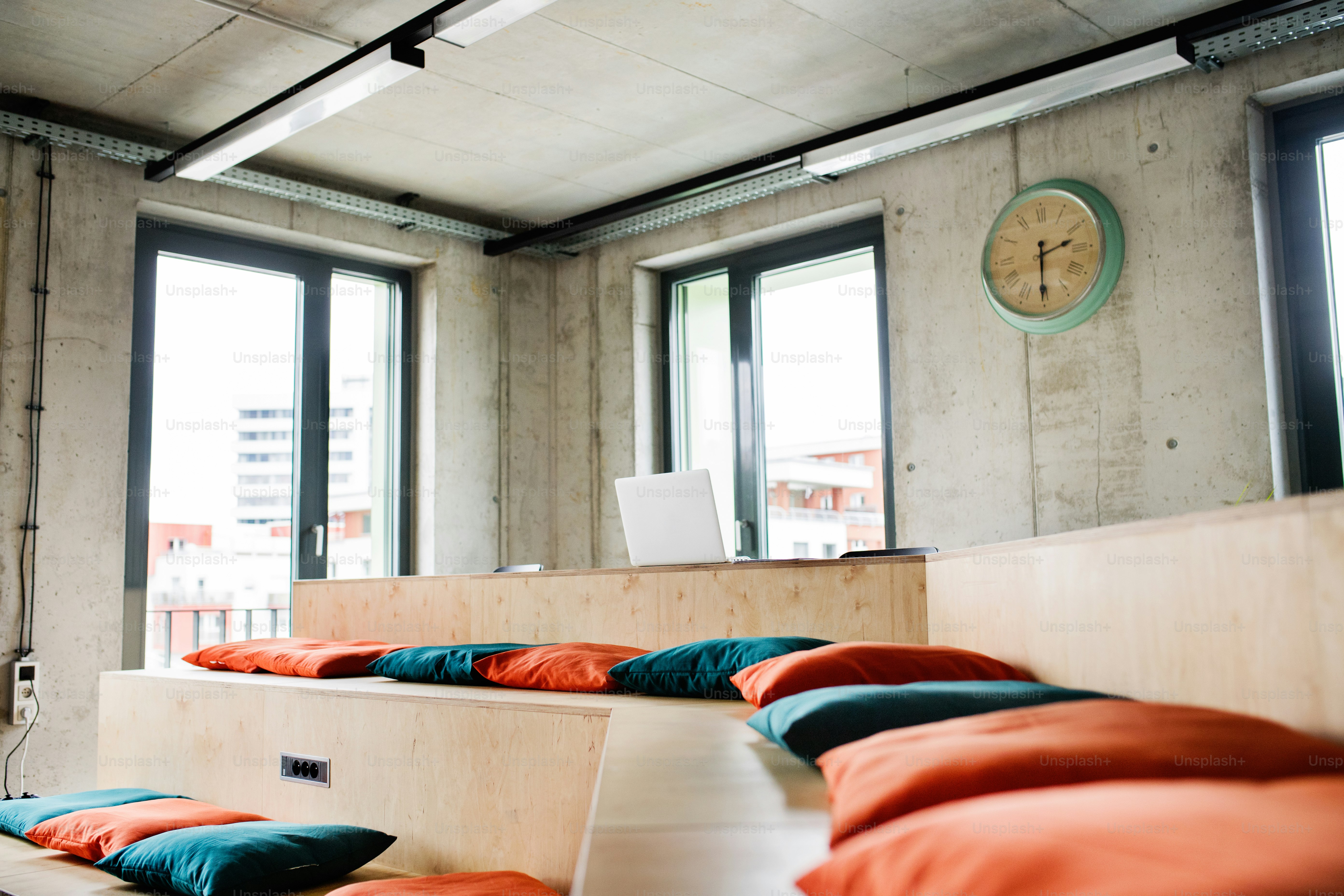 Leeres, kreatives, modernes Büro. Das Innere von Arbeitsbüroräumen.