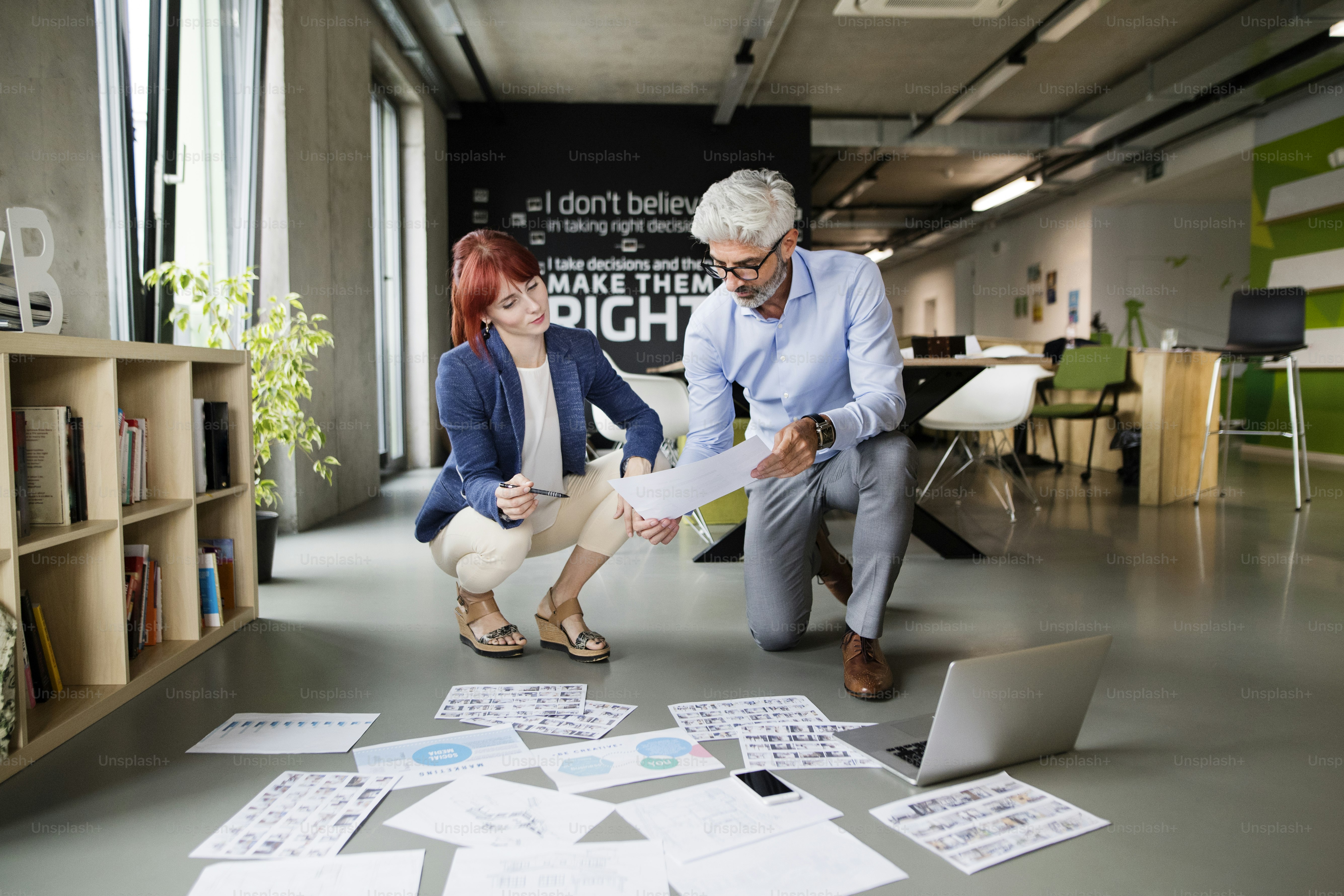 직장에 있는 두 명의 사업가. 사무실에서 여자와 남자가 함께 프로젝트를 컨설팅하고 있다.