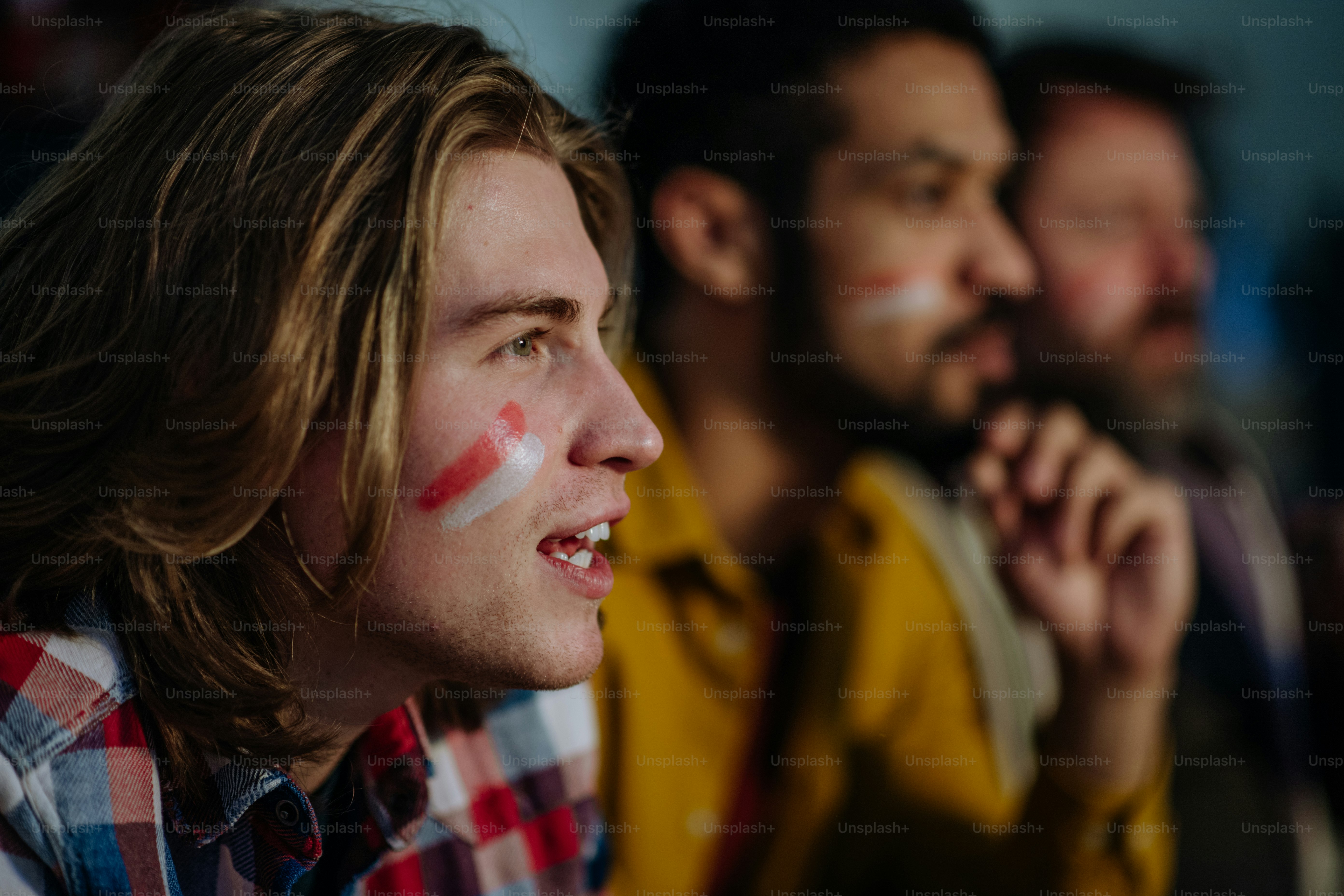 Human faces speak to us in a way that language cannot. Everyone recognize a smile, a frown, tears. Unsplash has the finest selection of people images on the web: high-def and curated for quality. Family, friends, men, women, Unsplash has photos for all.