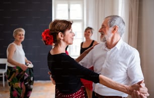 Eine Gruppe älterer Leute, die am Tanzkurs teilnehmen.