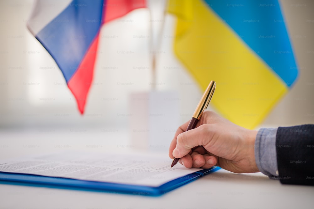 Assinatura de um documento entre a Rússia e a Ucrânia, close-up.