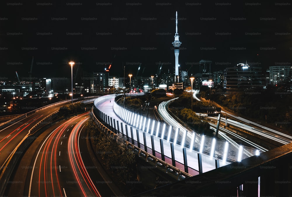 Una vista di una città di notte da un ponte