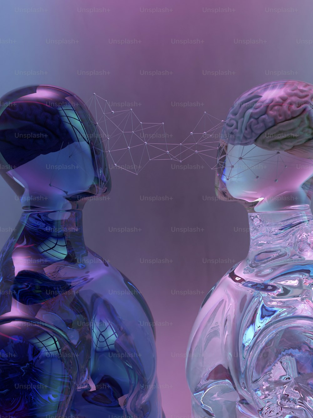 eine Glasskulptur eines Mannes und einer Frau, die sich gegenüberstehen