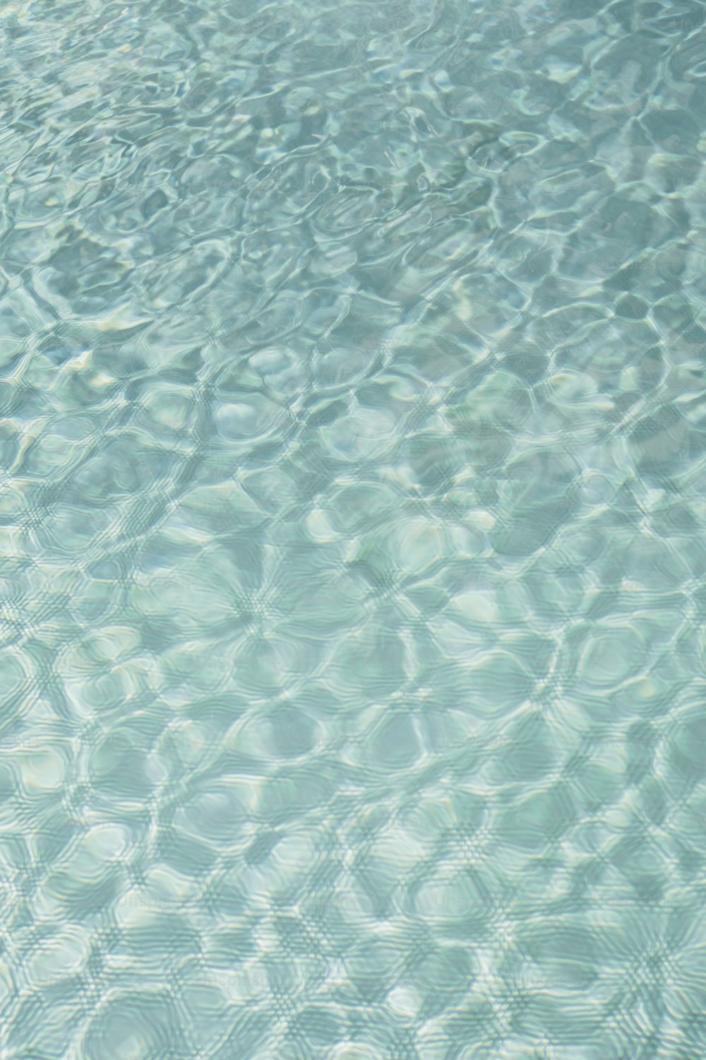 una sombrilla sentada en medio de una piscina