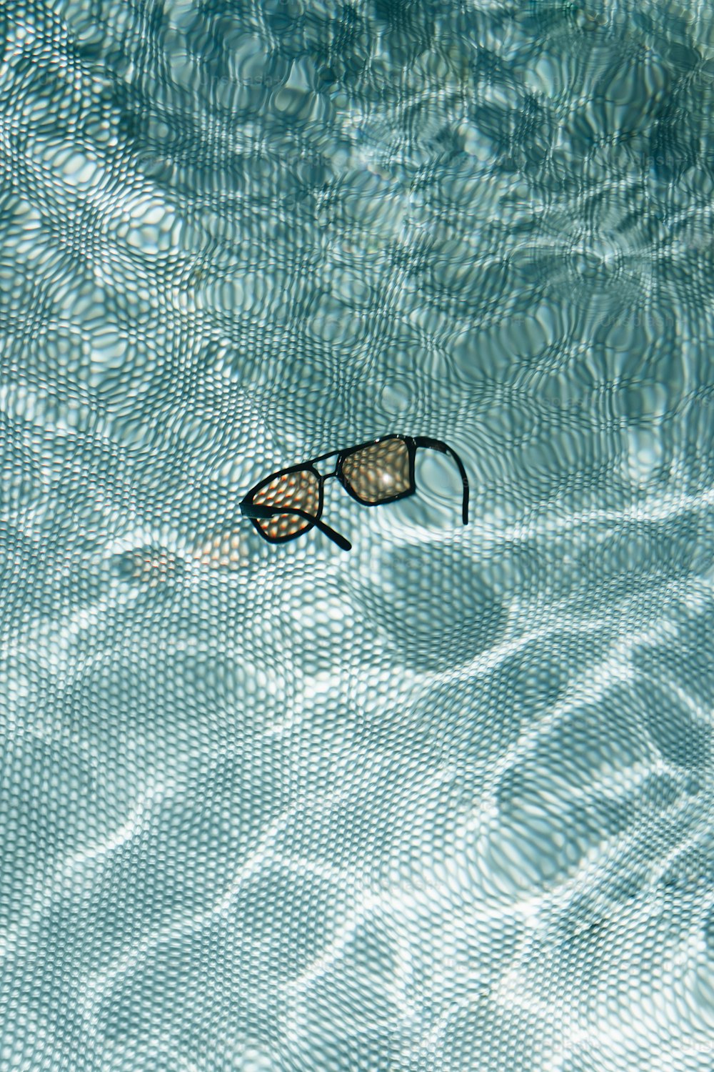 a pair of swimming goggles floating in a pool