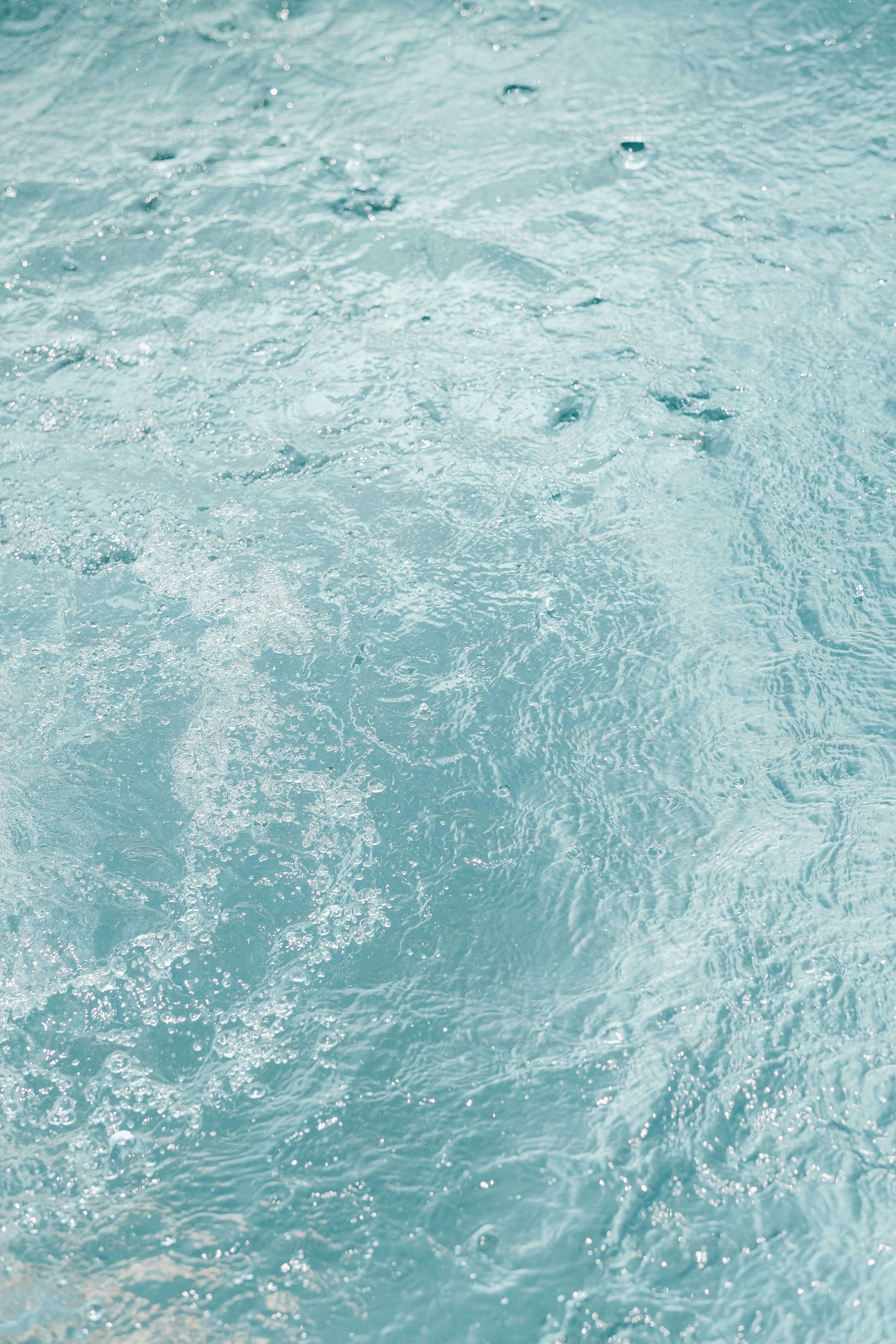 Eine Nahaufnahme des Wassers mit Blasen