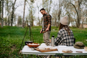 Un hombre y una mujer sentados en una mesa de picnic