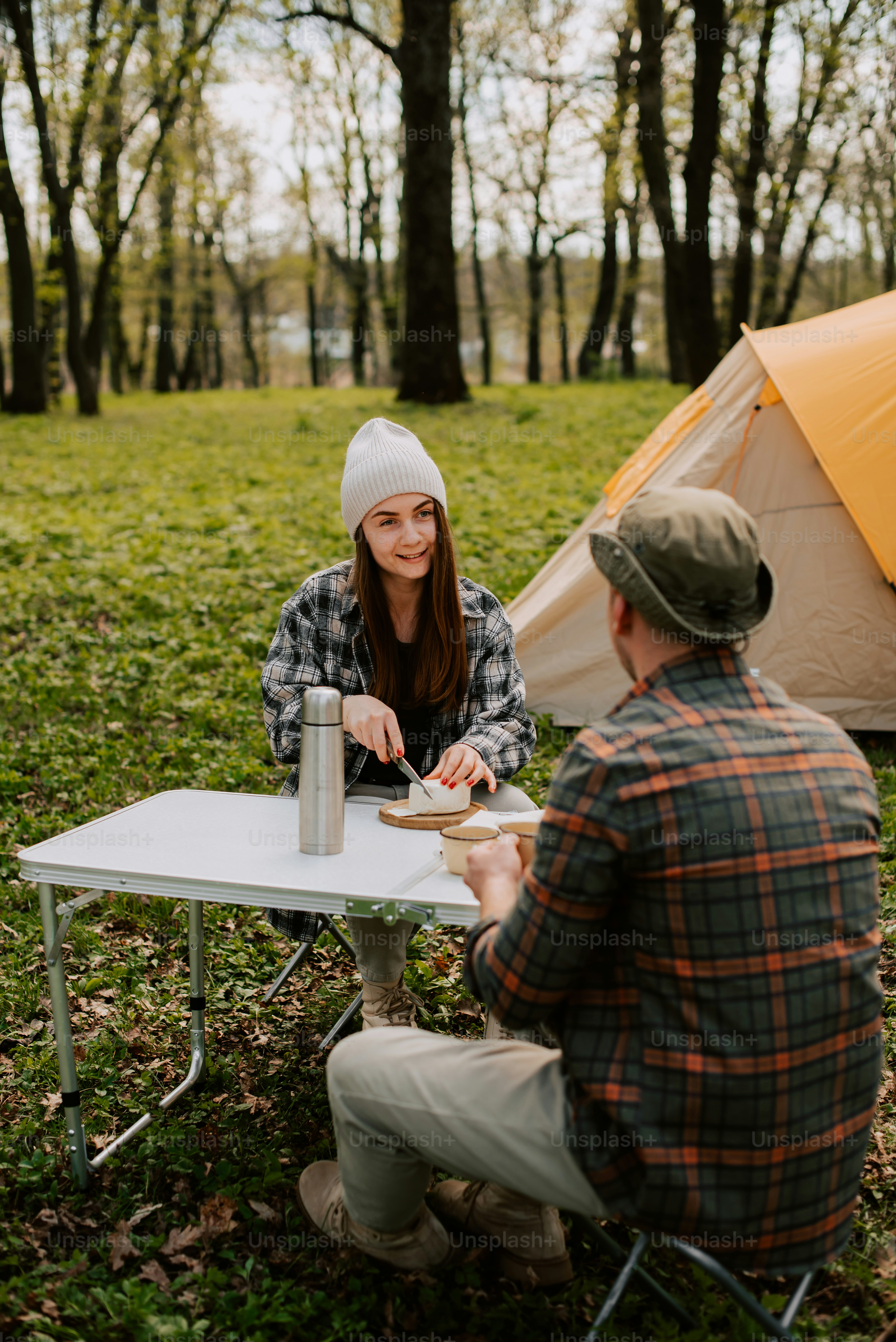 森の中のテーブルに座る男女