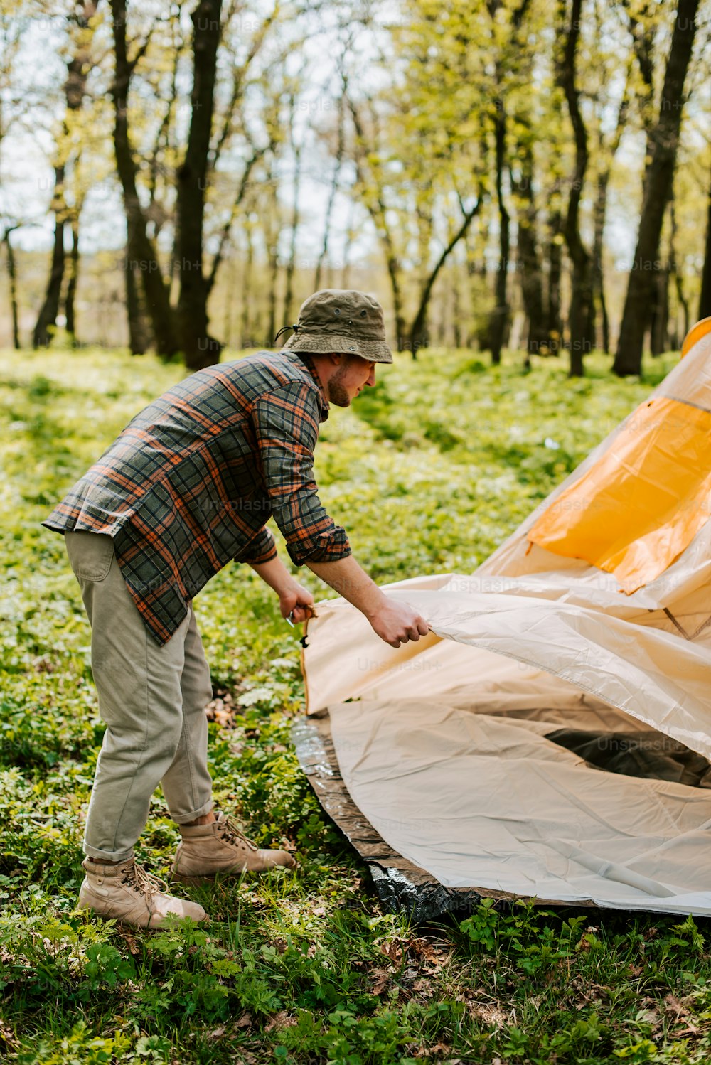 Ein Mann, der ein Zelt im Wald aufbaut