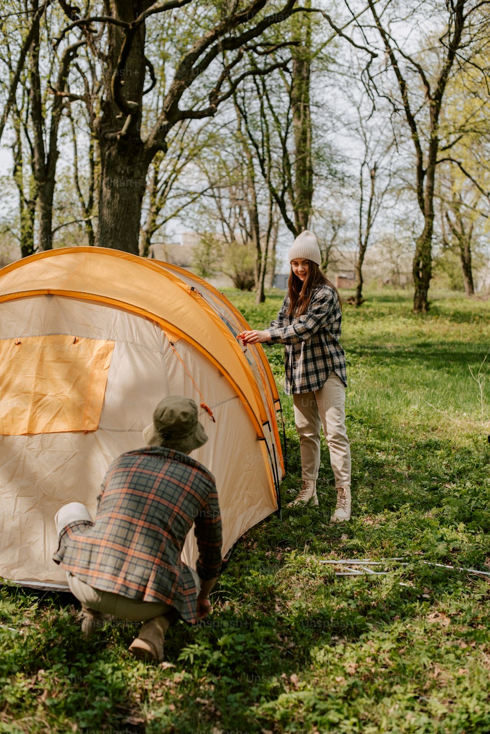 un couple de personnes debout à côté d’une tente