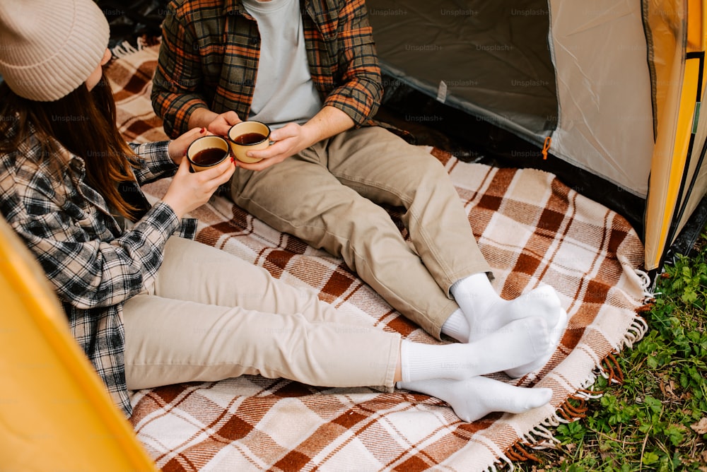 un uomo e una donna seduti in una tenda