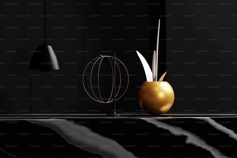 une table noire avec un vase en or et une lampe noire