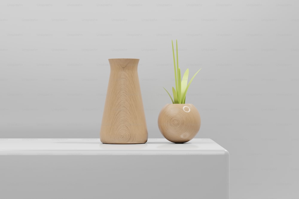 白いテーブルの上に座っている2つの木製の花瓶