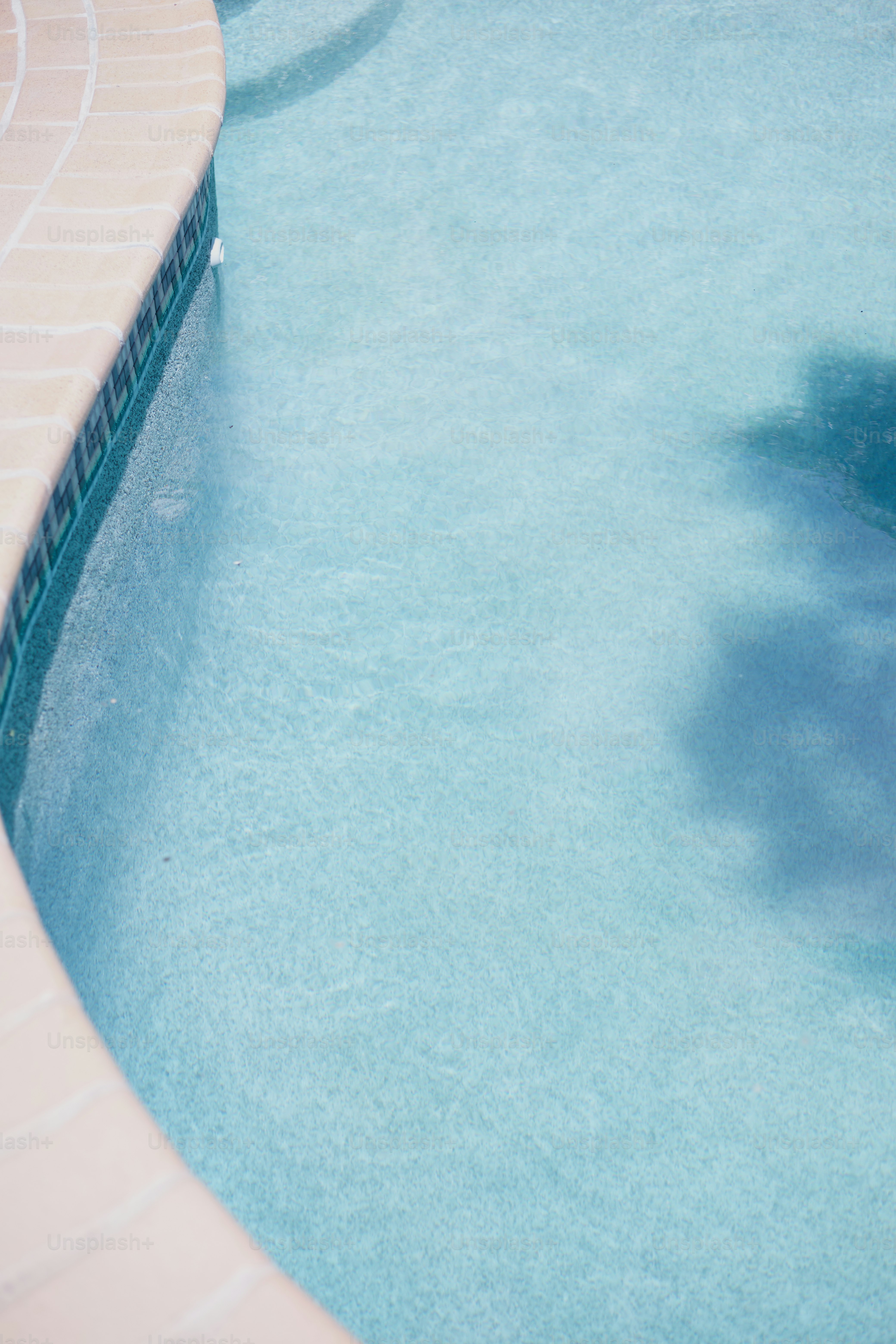 eine Person in einem Schwimmbad mit den Füßen im Wasser