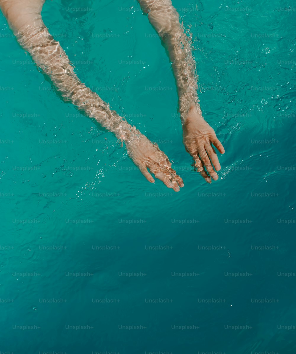 サーフボードで水に浮かぶ人