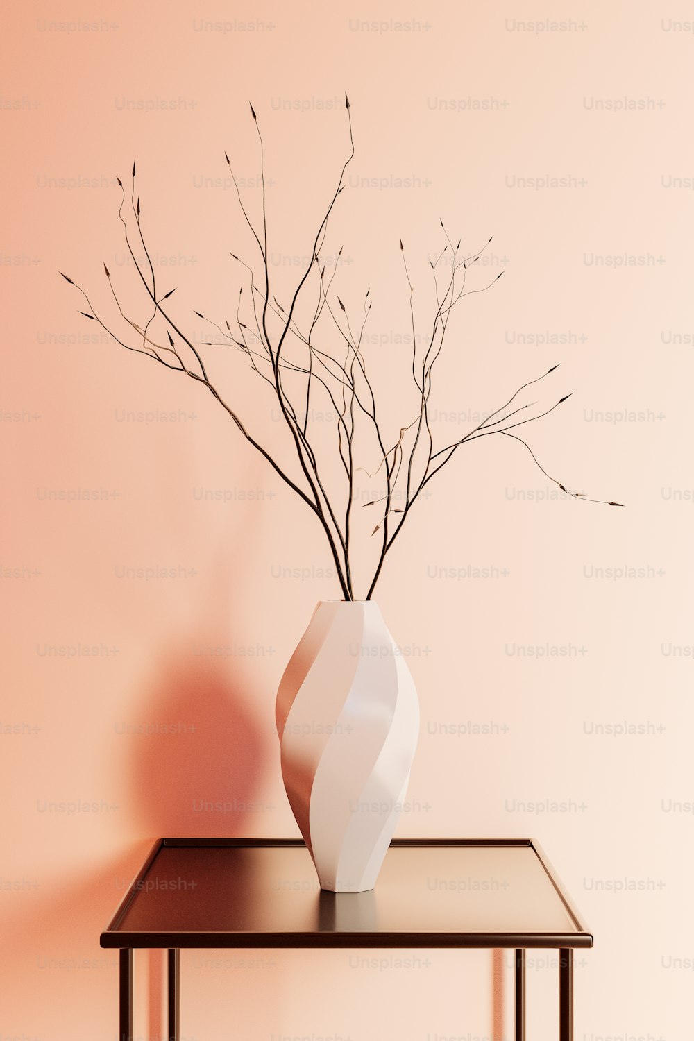un jarrón con una rama sobre una mesa