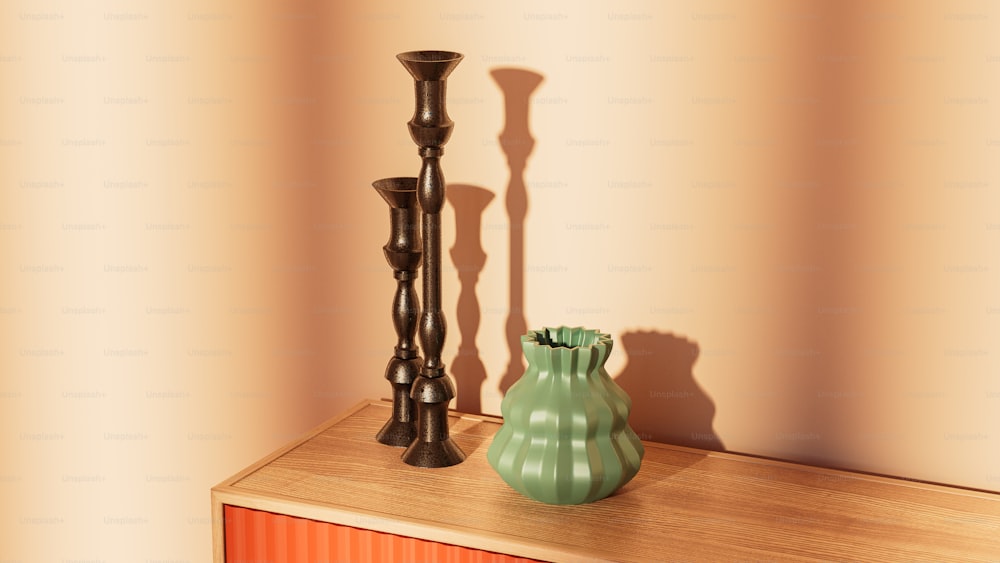 un vase vert posé sur une table en bois