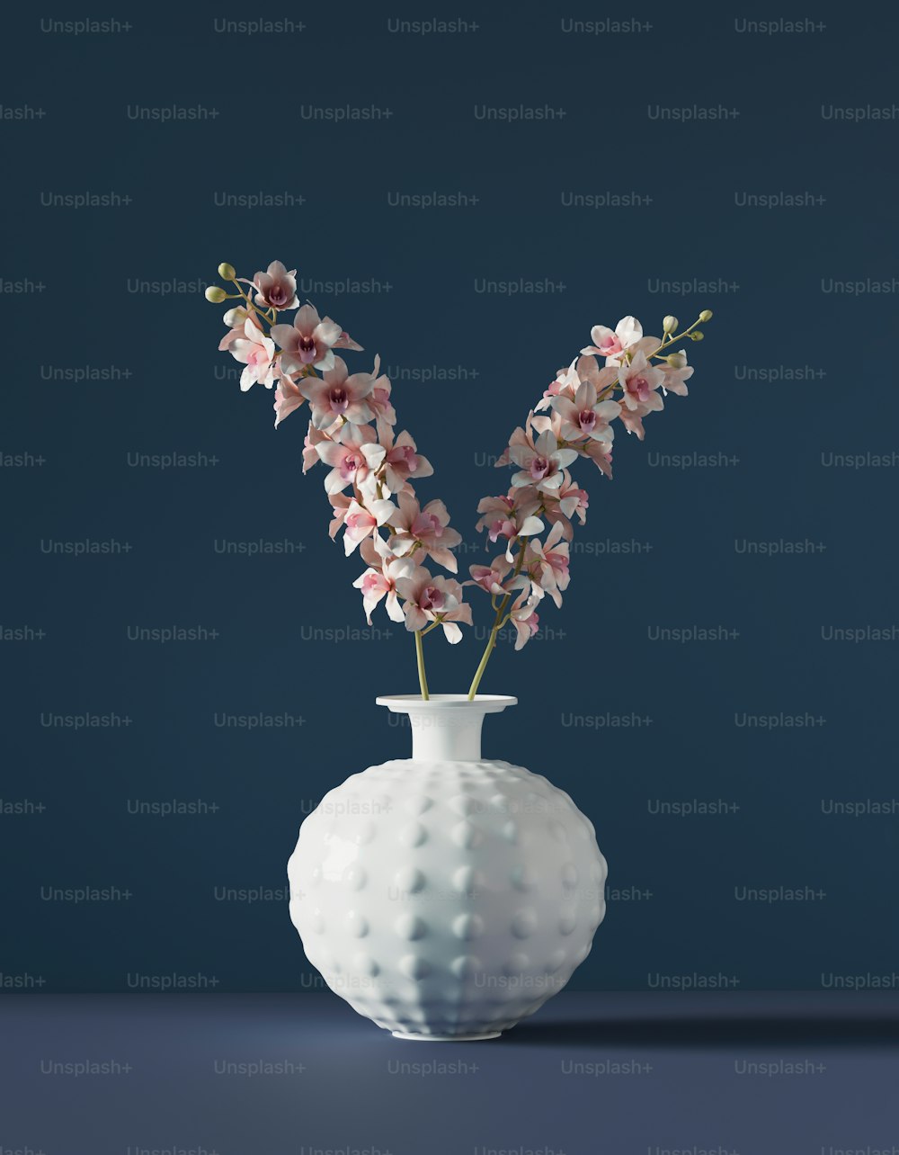 eine weiße Vase mit rosa Blumen darin