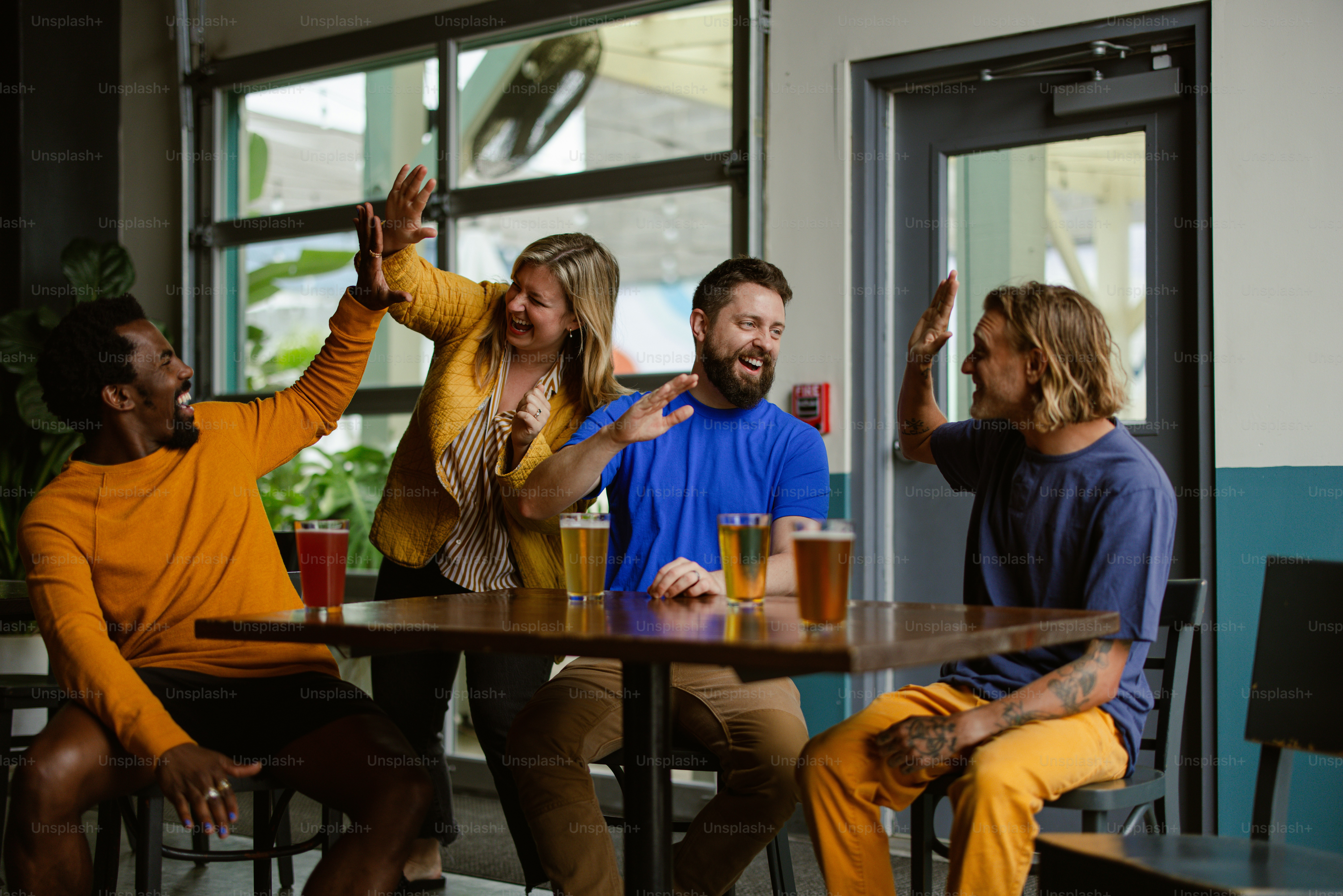 un gruppo di persone sedute attorno a un tavolo