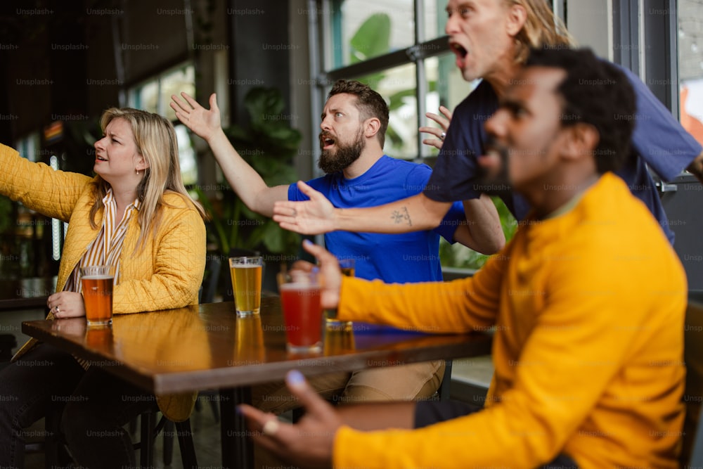 um grupo de pessoas sentadas em torno de uma mesa de madeira