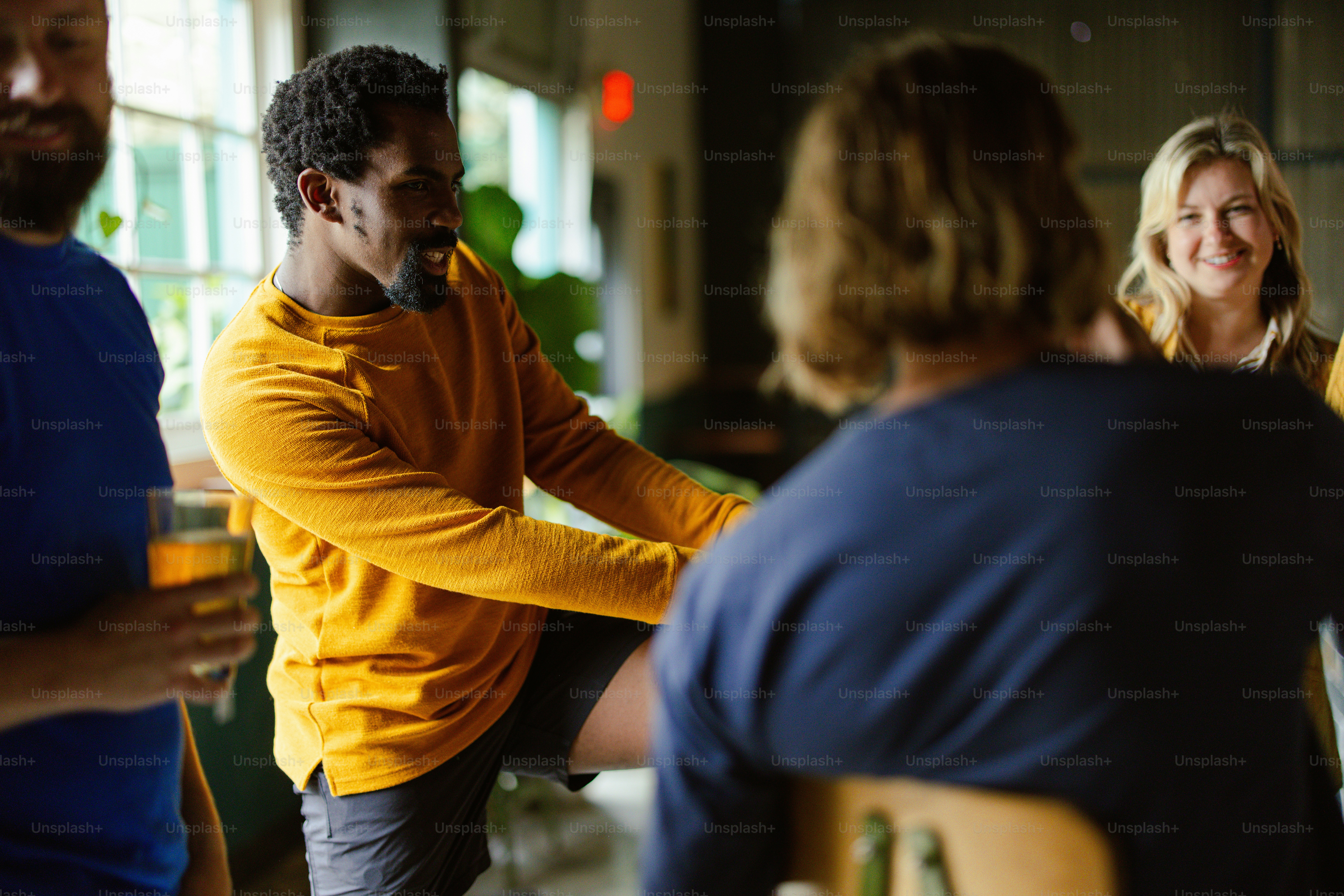 한 무리의 사람들이 테이블에 둘러앉아 이야기를 나누고 있다