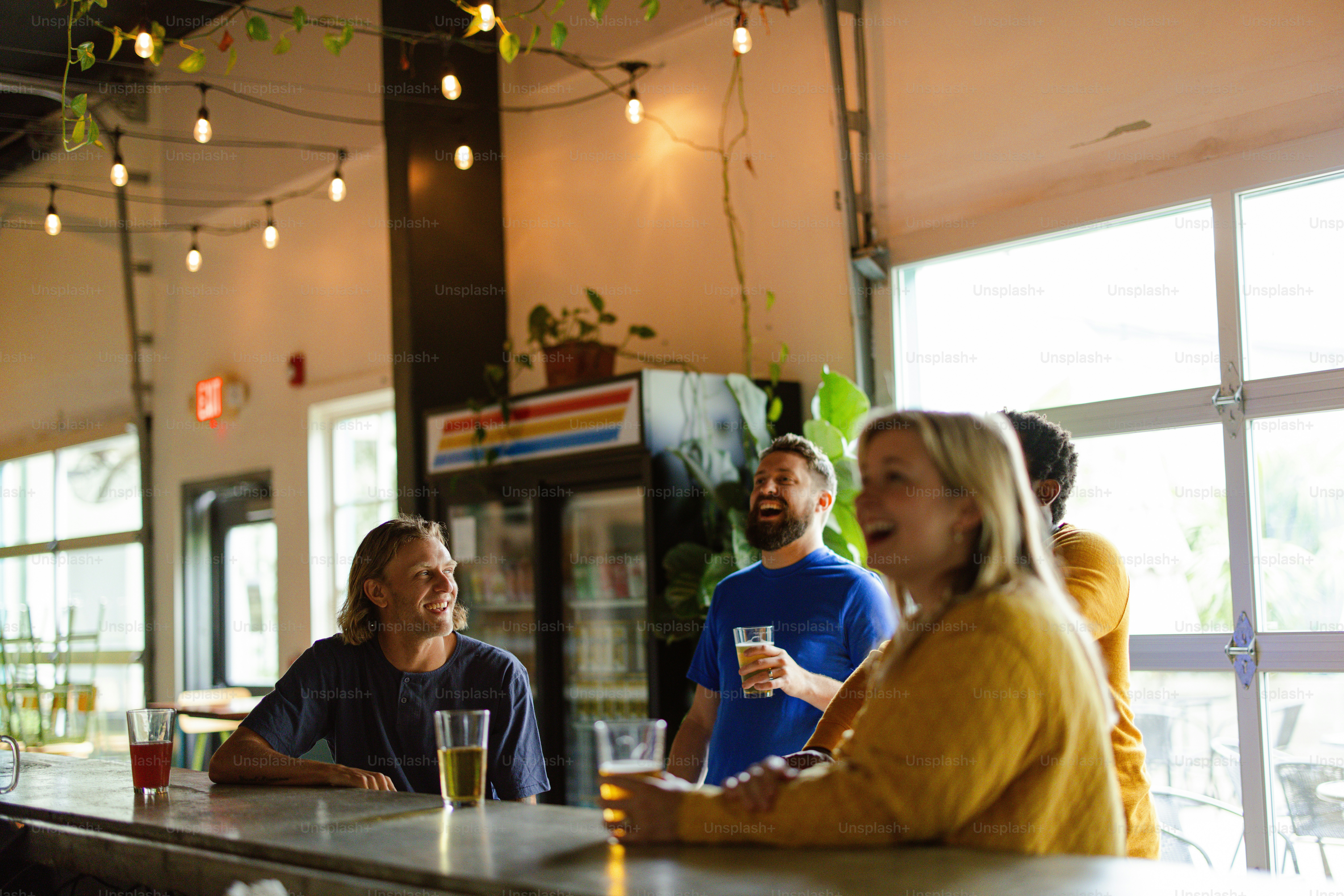 un groupe de personnes assises dans un bar
