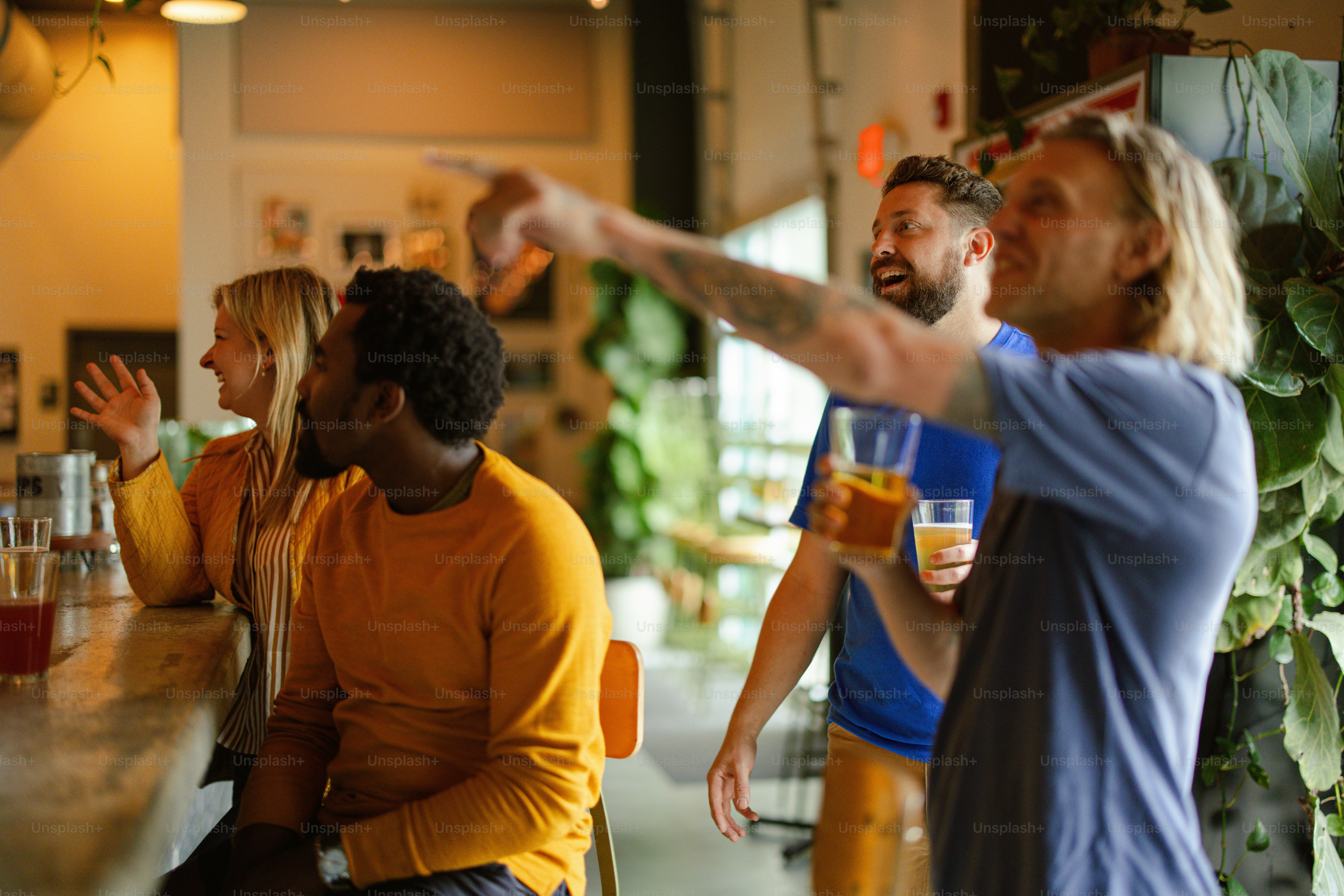 un groupe de personnes assises dans un bar