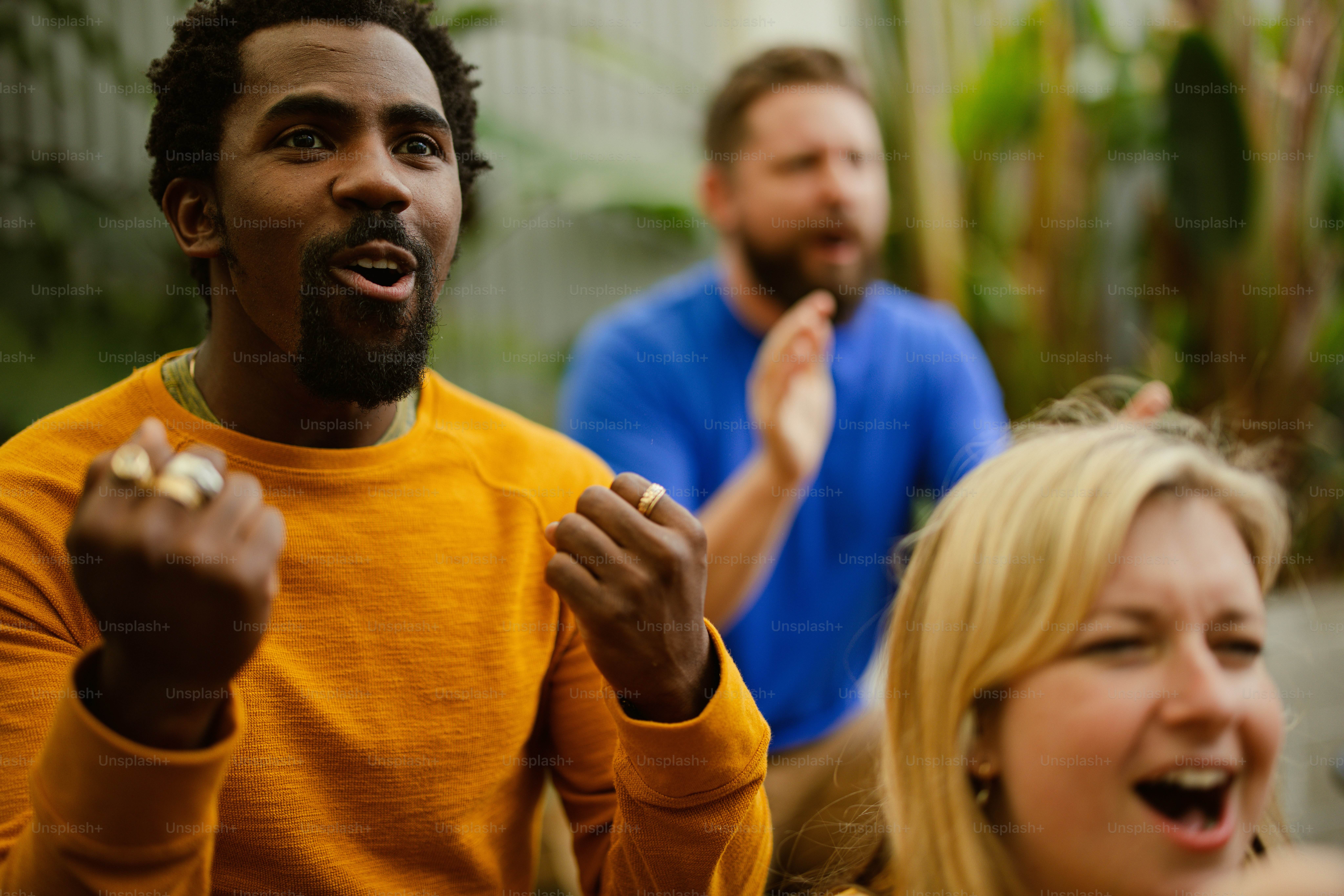 eine Gruppe von Menschen, die umeinander stehen