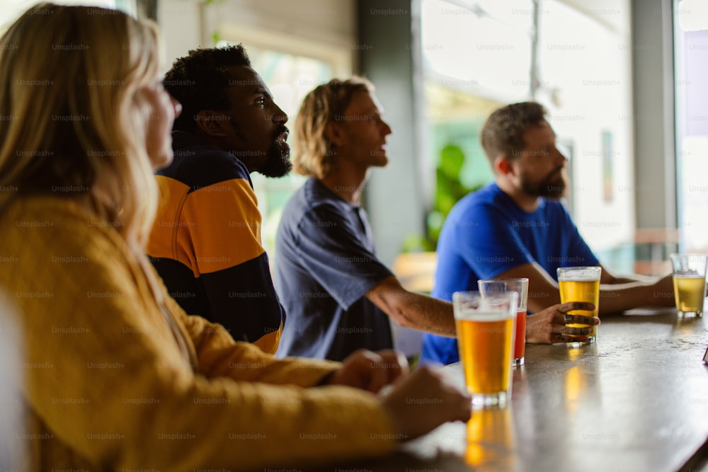 un groupe de personnes assises à une table avec des bières