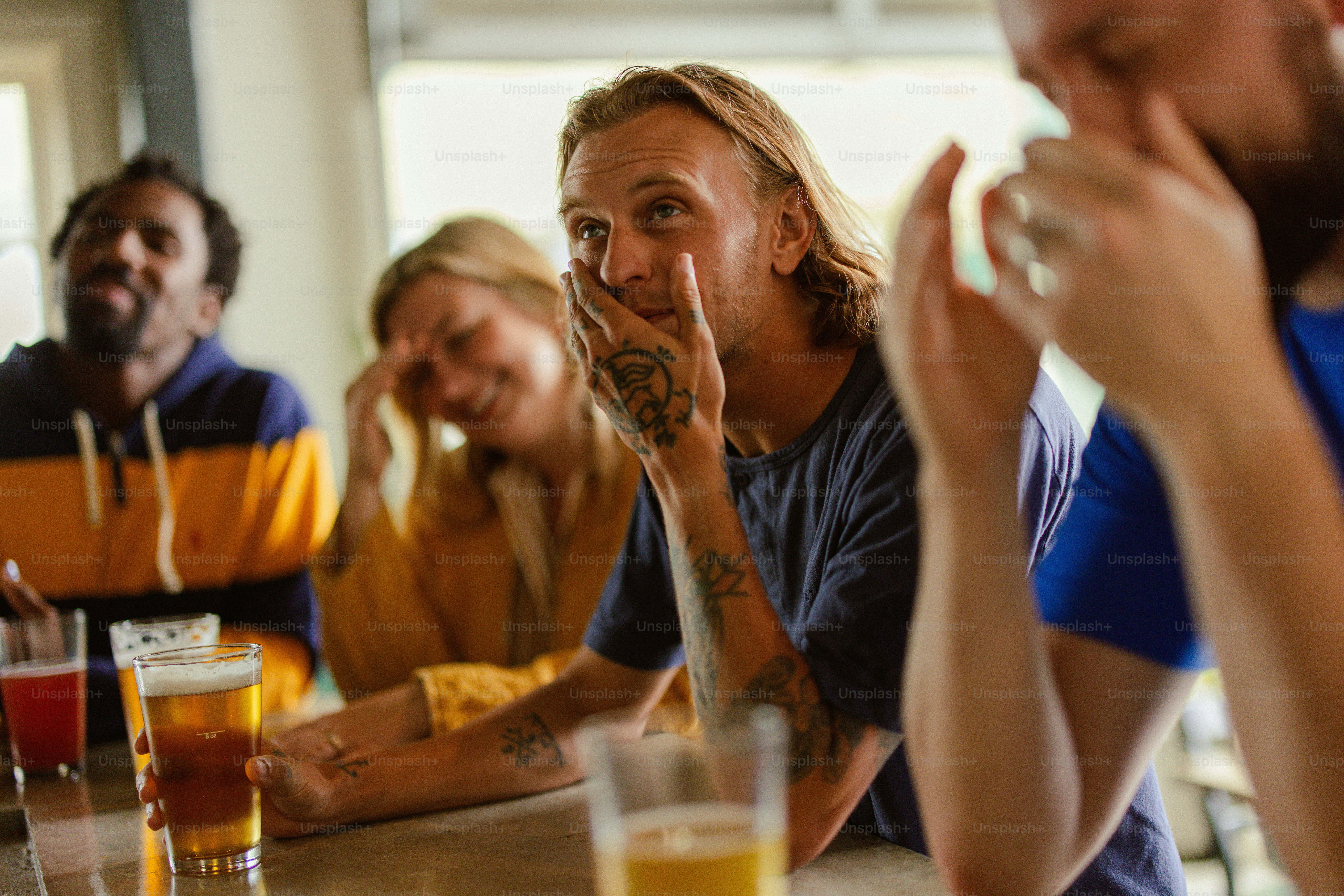 un groupe de personnes assises à une table avec des boissons