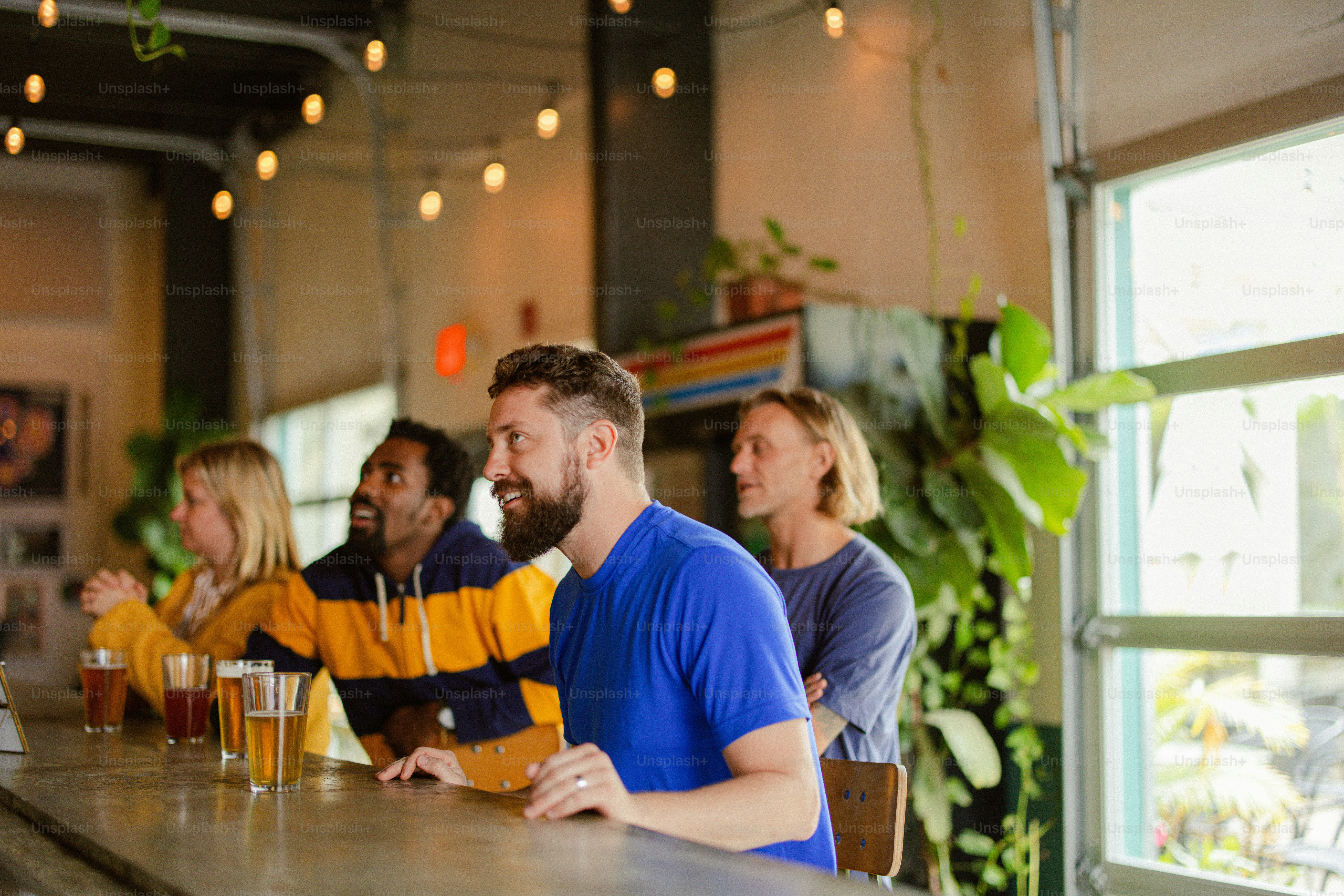 un groupe de personnes assises dans un bar