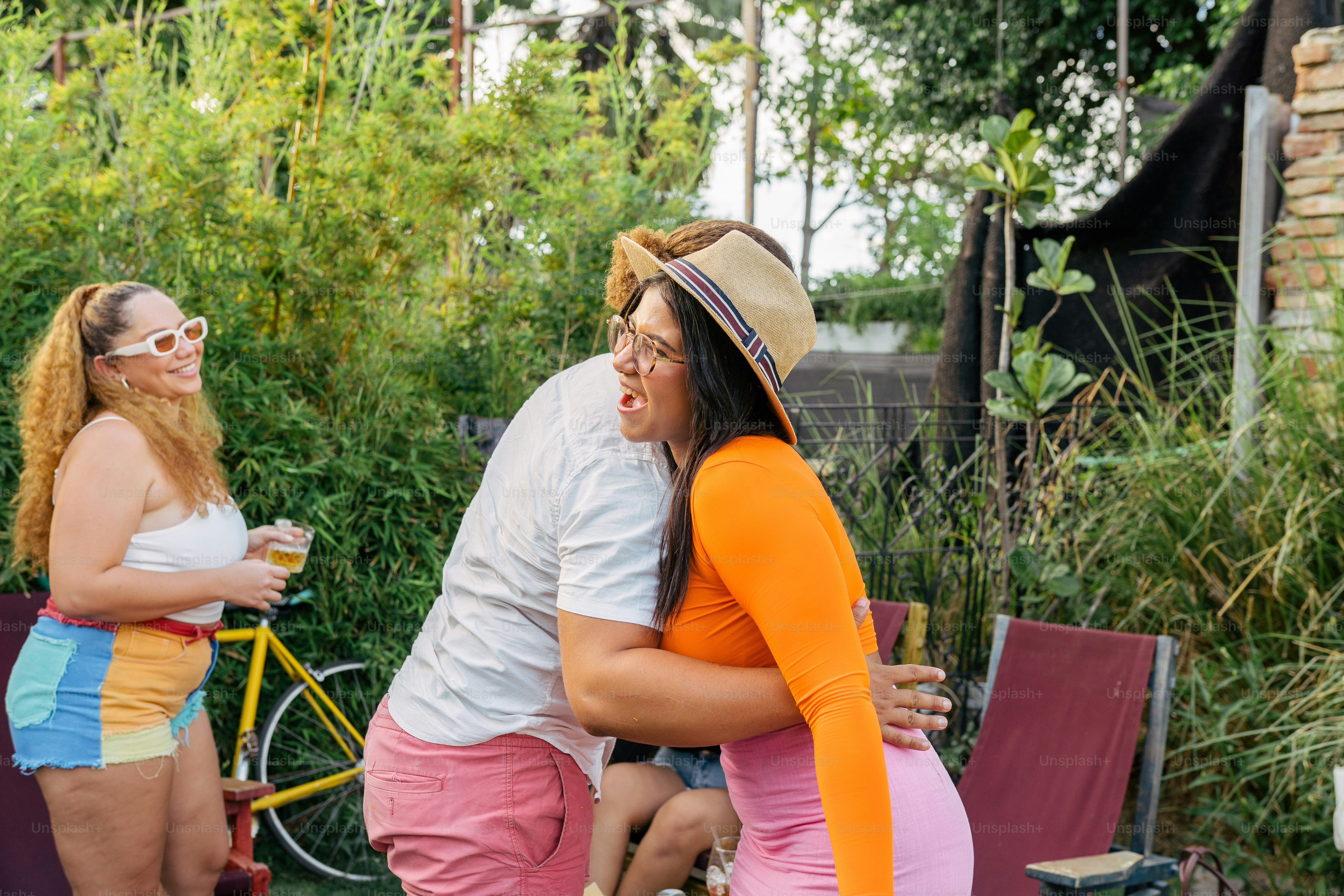 eine Gruppe von Menschen, die umeinander stehen